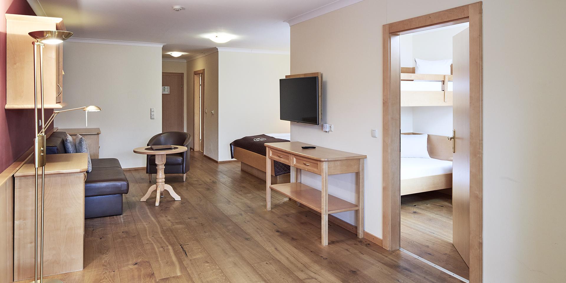 Geräumiges Wohn- und Schlafzimmer im Familienresort Buchau mit Holzboden