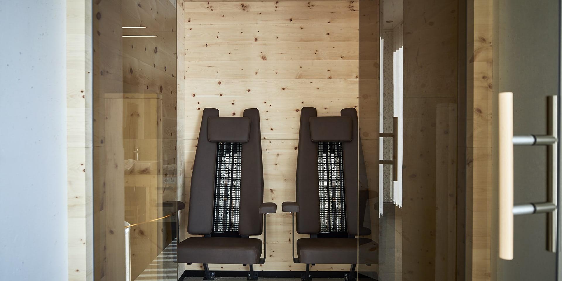 Entspannungsraum mit zwei Massagesesseln im Familienresort Buchau