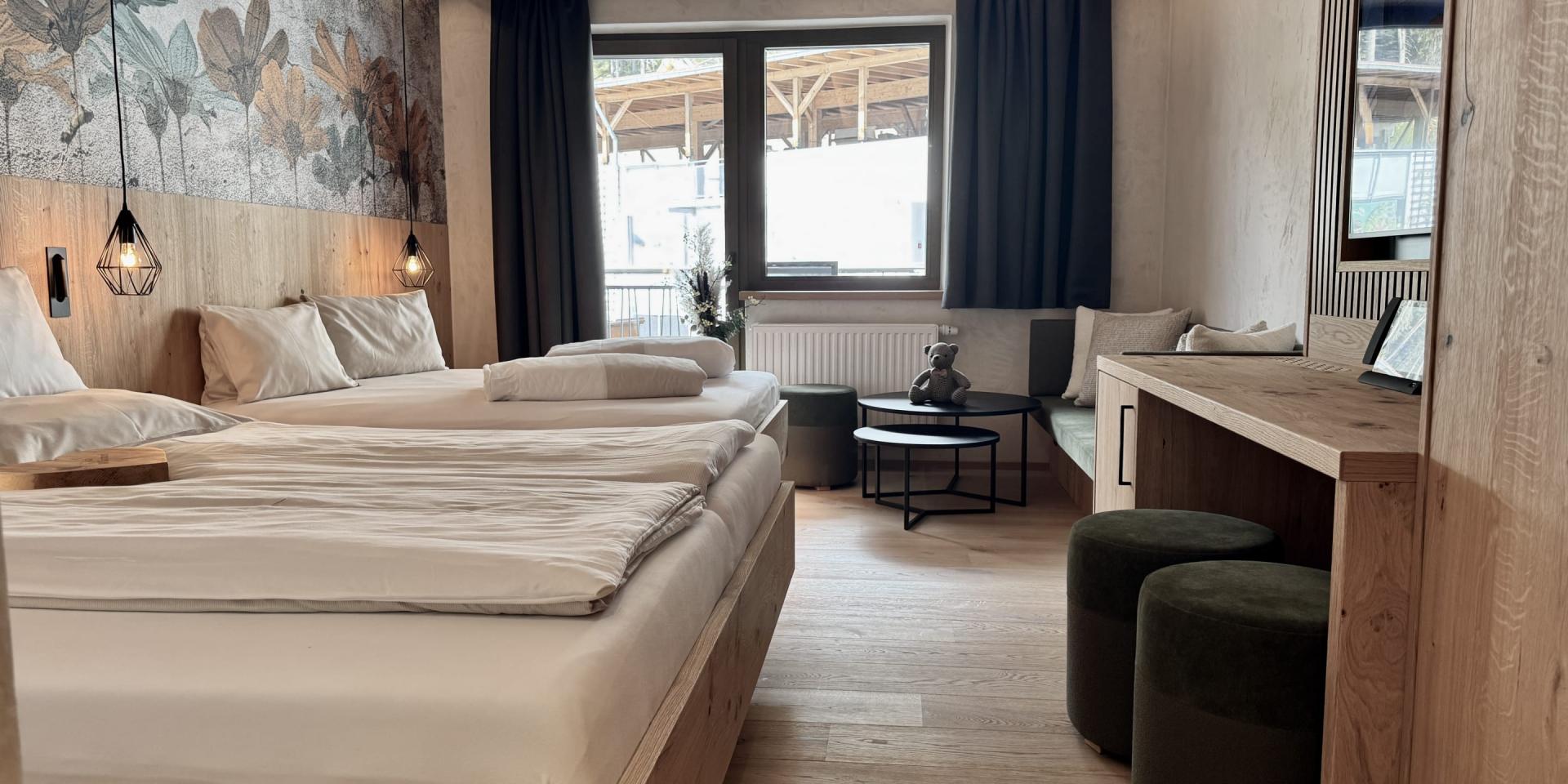 Modernes Schlafzimmer im Familienresort Buchau mit Holzdesign und gemütlicher Atmosphäre