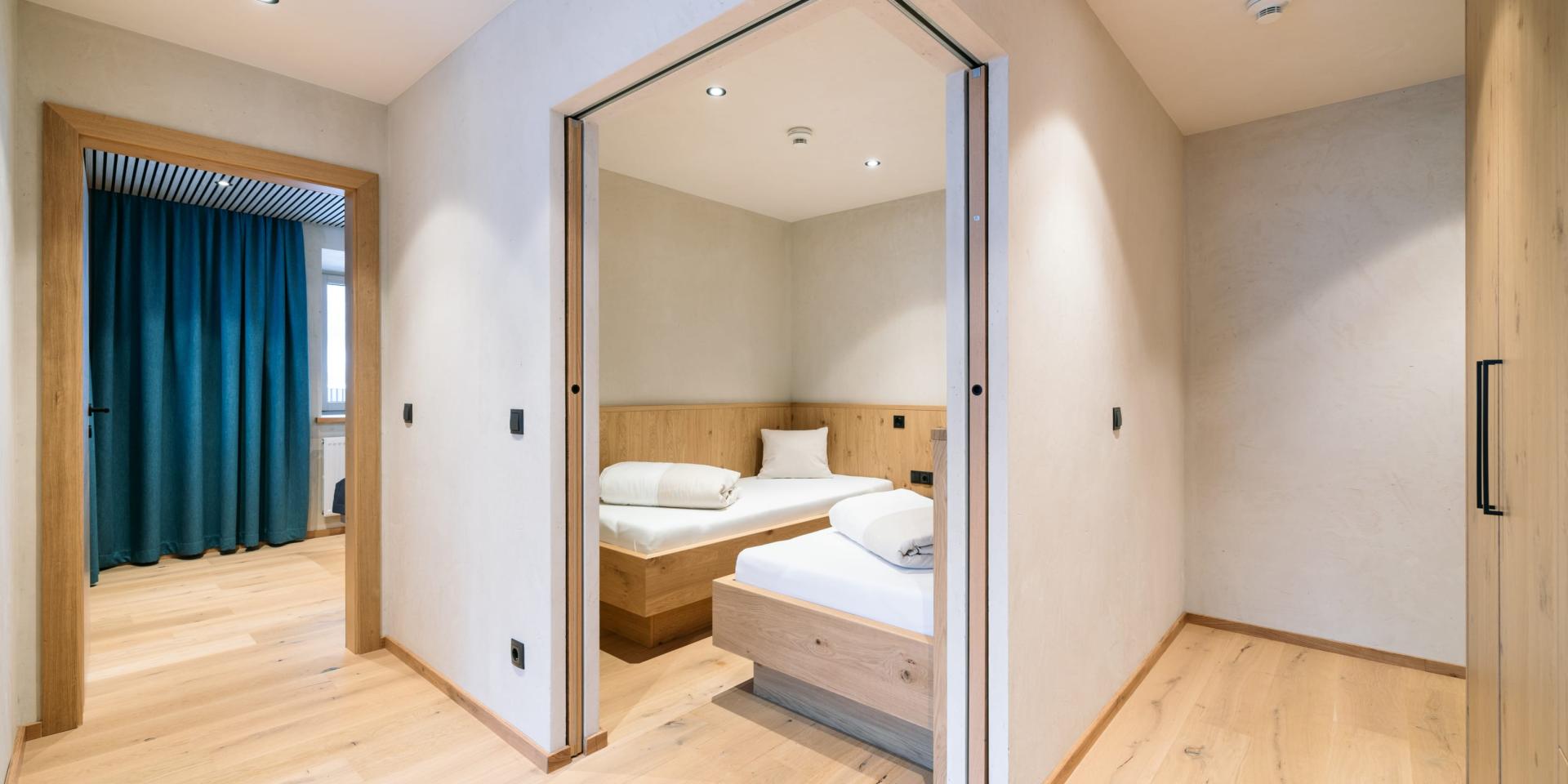 Hell eingerichteter Flur und Schlafzimmer im Familienresort Buchau