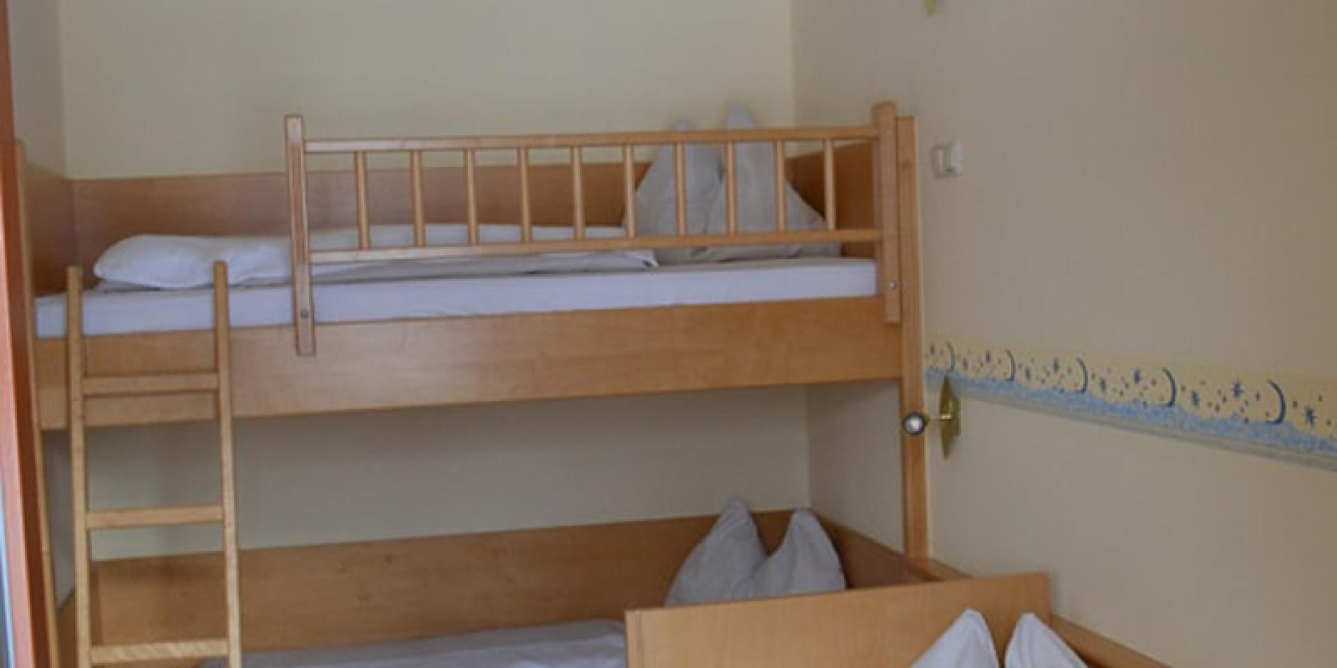 Einfaches Schlafzimmer mit Etagenbett im Familienresort Buchau