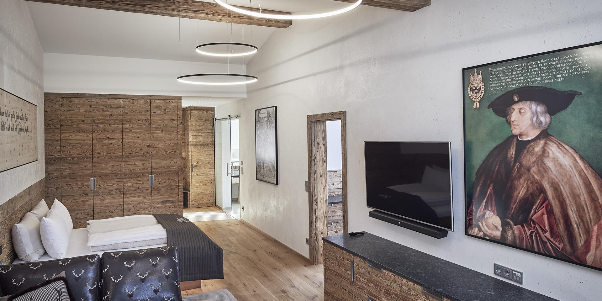 Modernes Zimmer im Familienresort Buchau mit Holzdetails und Kunst