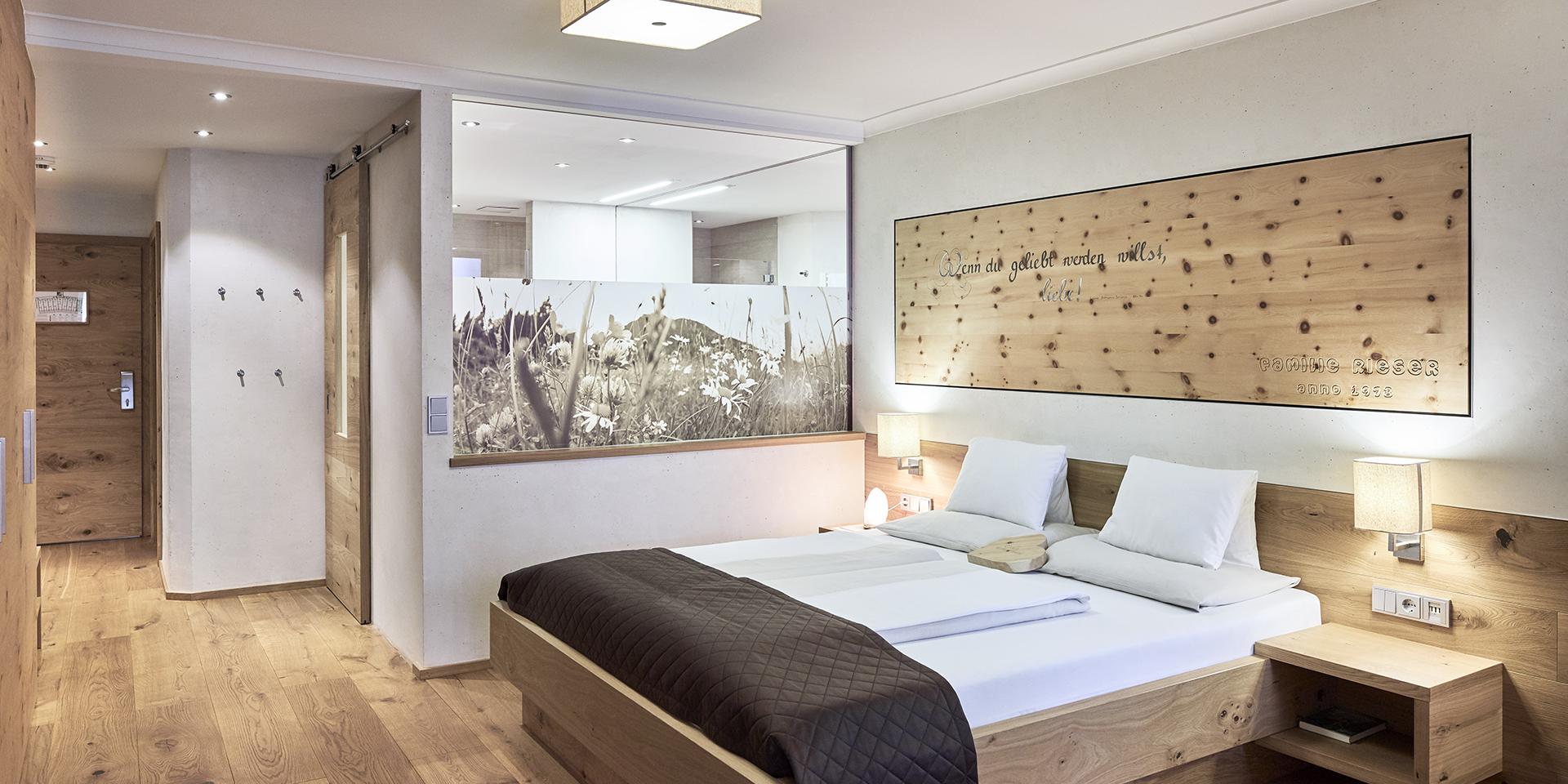 Modernes Gästezimmer mit Holzelementen im Familienresort Buchau
