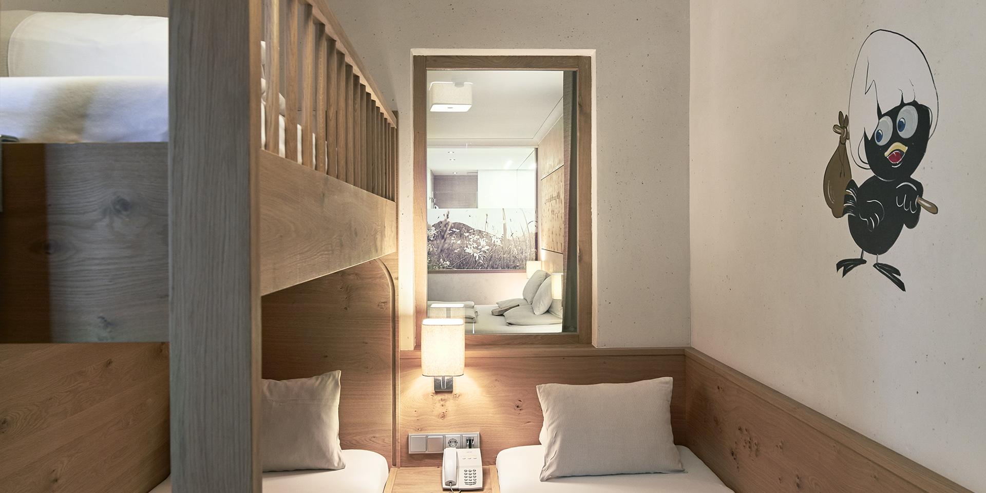 Gemütliches Familienzimmer im Familienresort Buchau mit Etagenbett und Dekoration