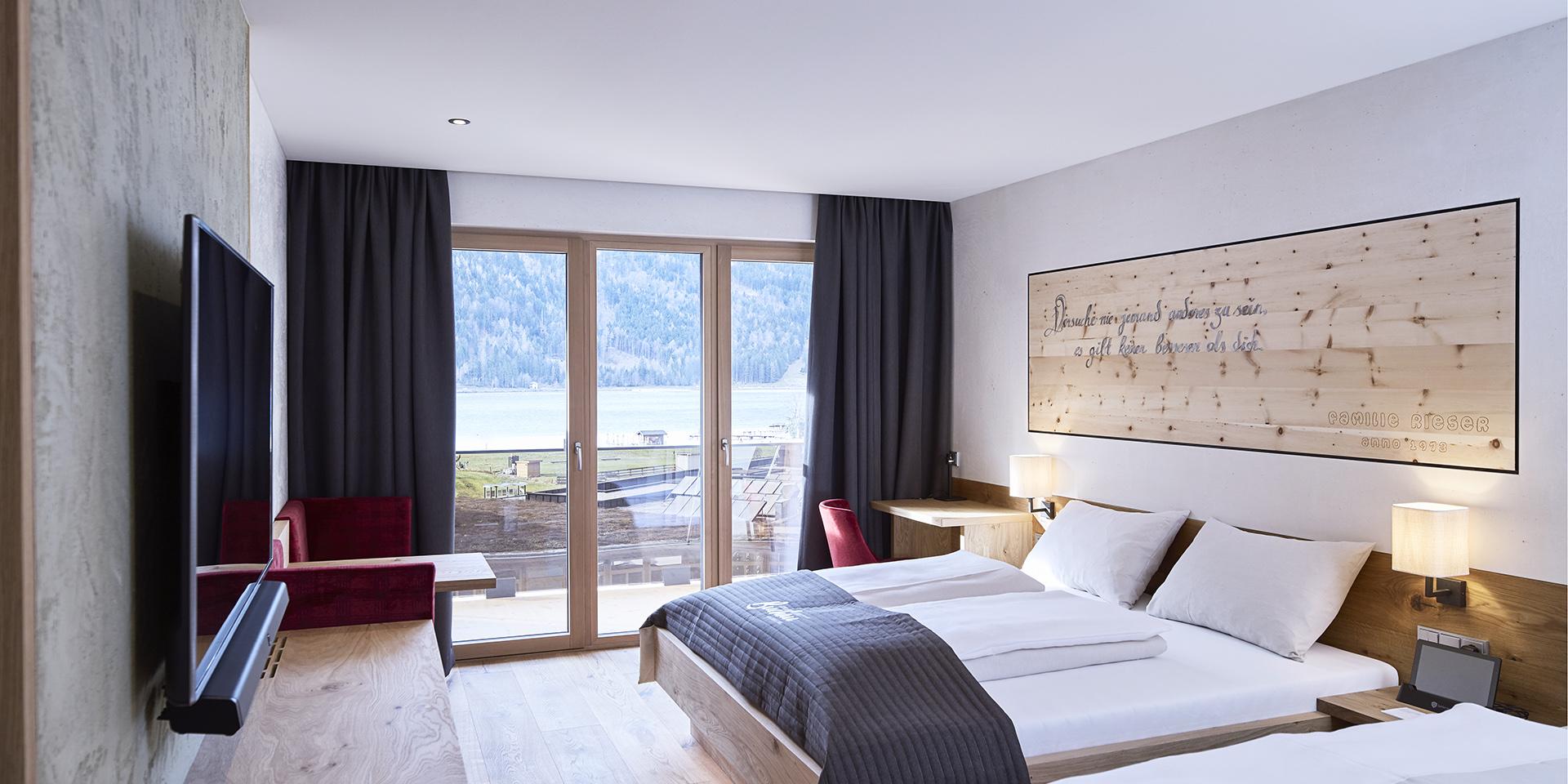 Modernes Familienresort Buchau Schlafzimmer mit Balkonblick auf See