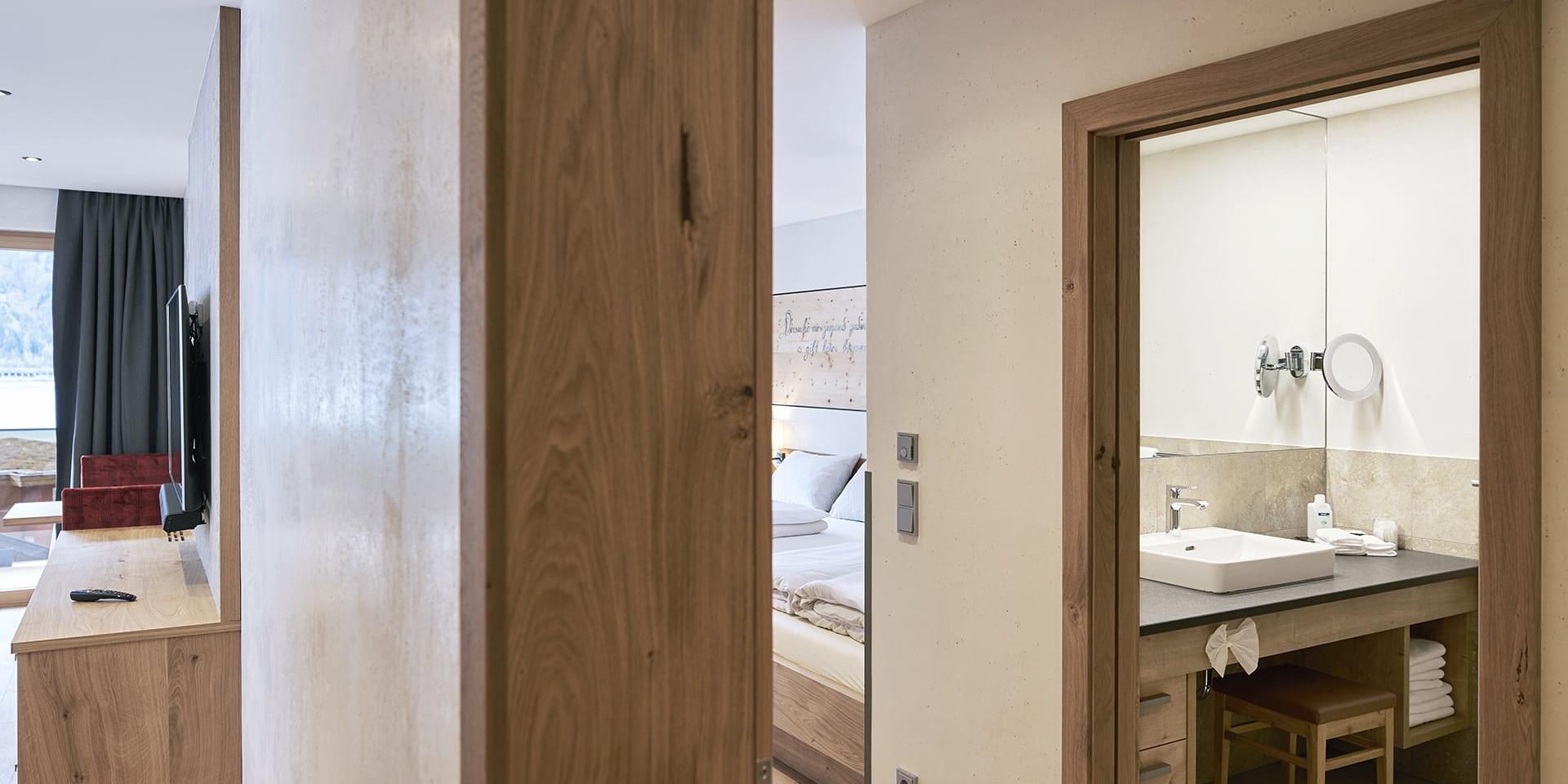 Modernes Zimmer im Familienresort Buchau mit Blick auf Schlafzimmer und Bad