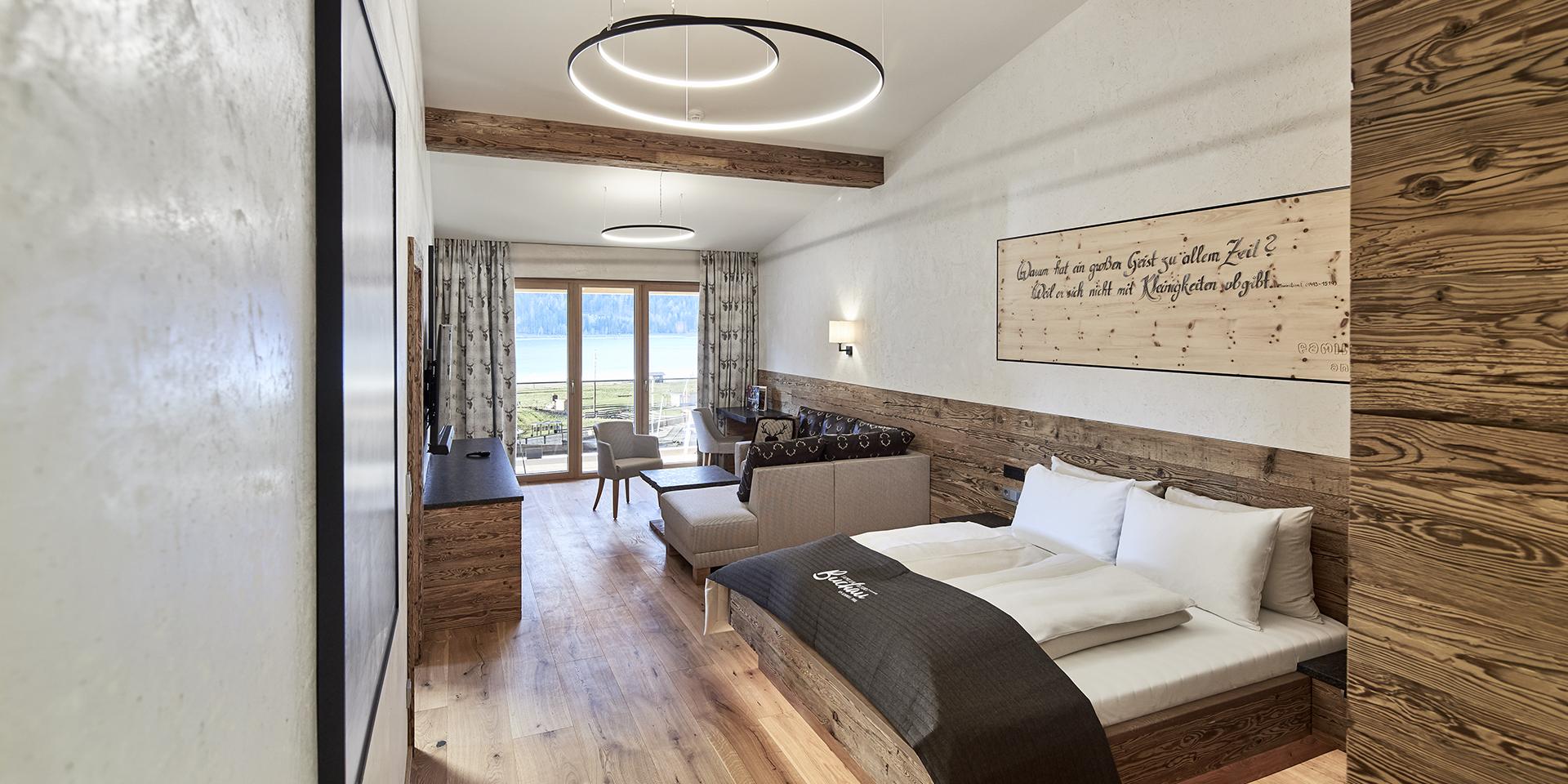 Modernes Familienresort Buchau Zimmer mit Holzboden und Seeausblick
