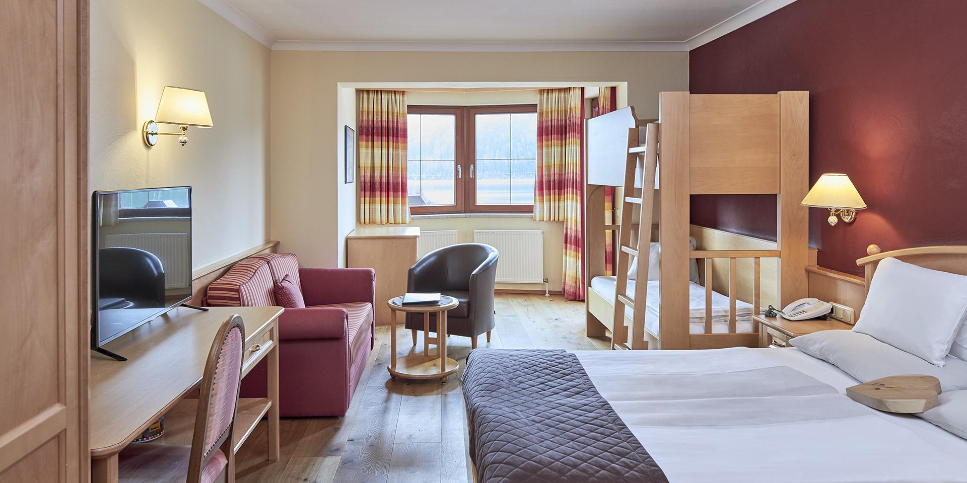 Gemütliches Hotelzimmer im Familienresort Buchau mit Doppelbett und Etagenbett