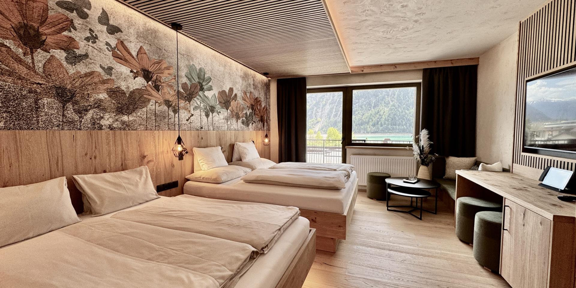 Gemütliches Familienzimmer im Familienresort Buchau mit Bergblick