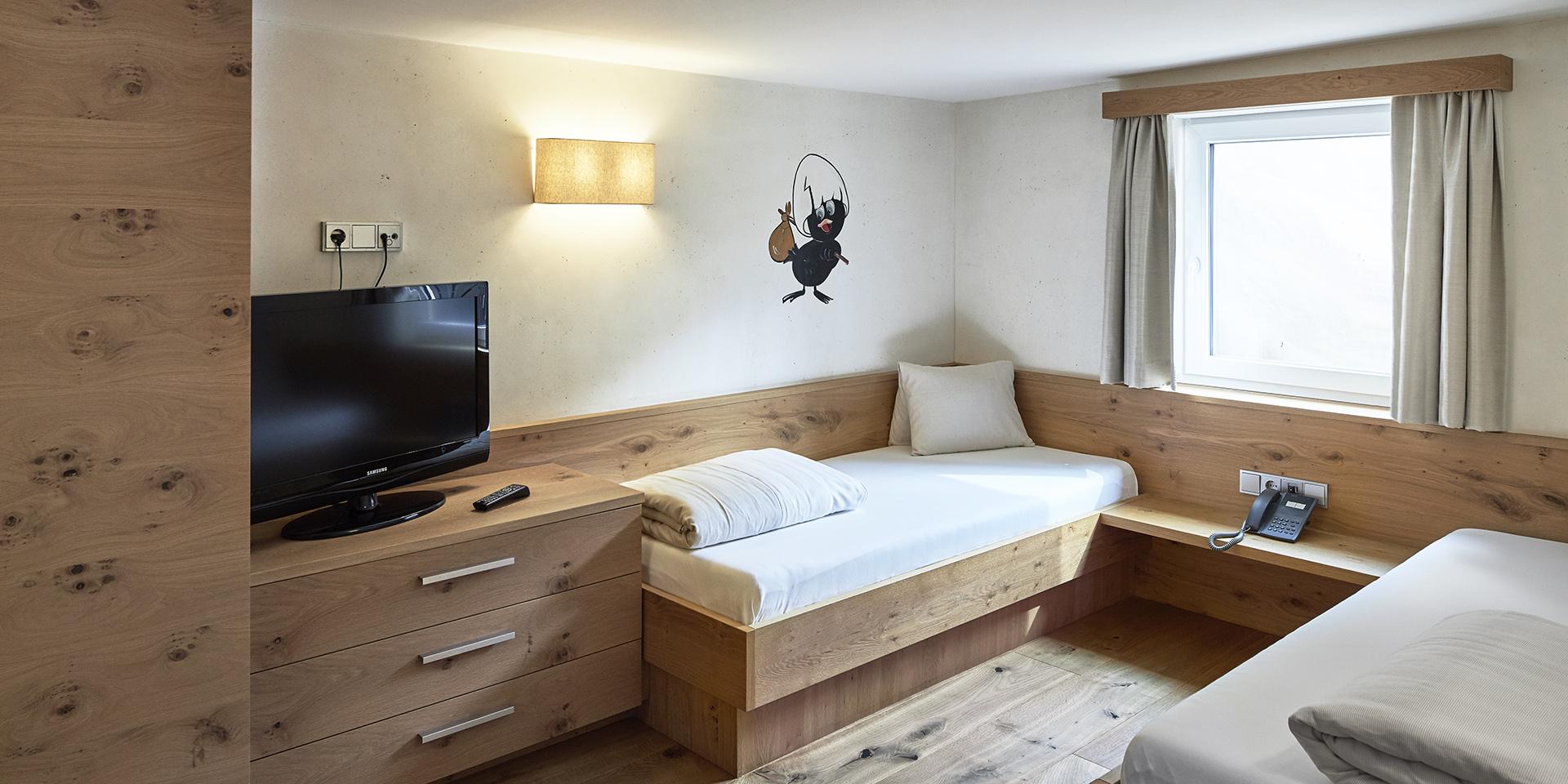 Gemütliches Zimmer im Familienresort Buchau mit zwei Einzelbetten und Fernseher