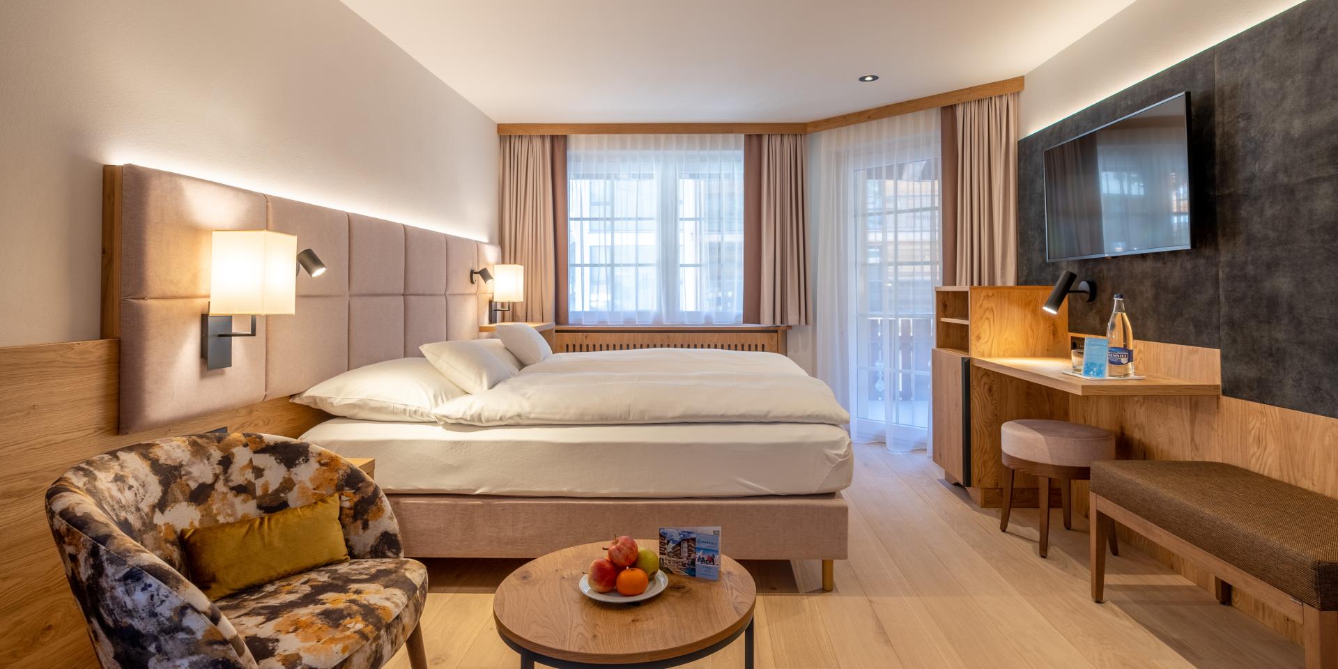 Gemütliches Zimmer im Resort La Ginabelle Zermatt mit zwei Betten und Sitzbereich