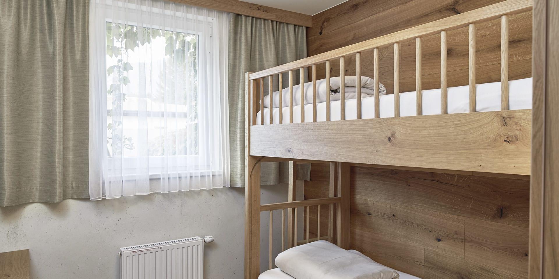 Schlafzimmer mit Etagenbett im Familienresort Buchau