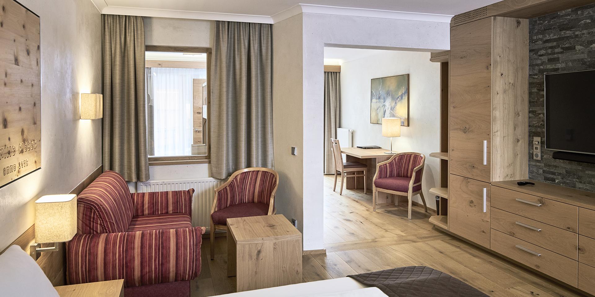 Komfortables Zimmer im Familienresort Buchau mit Sitzbereich und Schrankwand