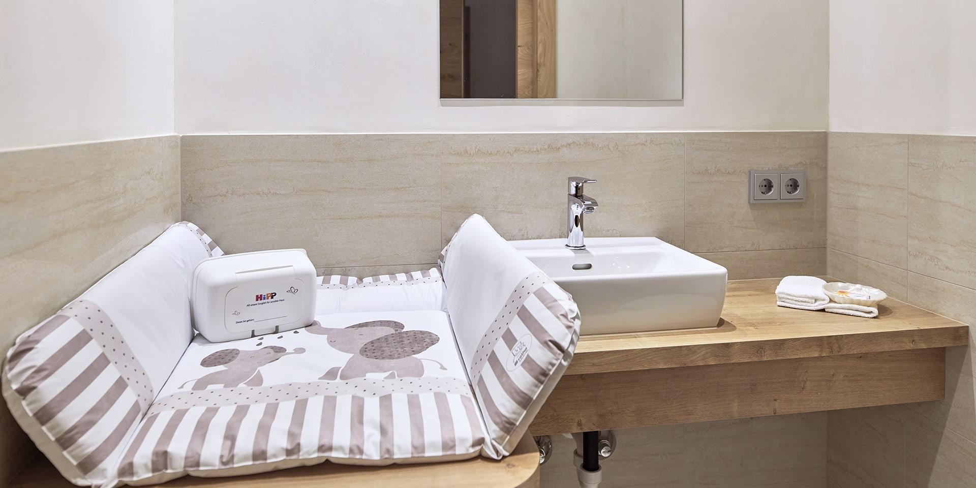 Wickelplatz im Badezimmer des Familienresort Buchau mit modernem Waschbecken