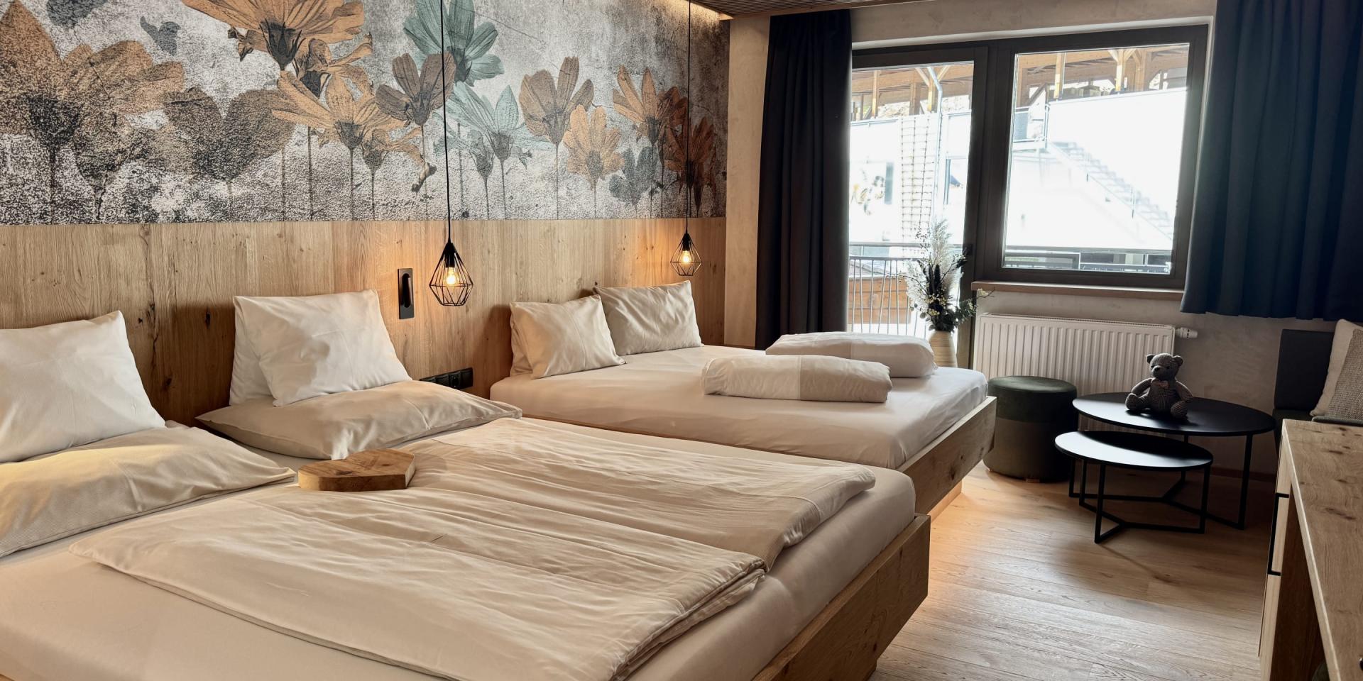 Modernes Schlafzimmer im Familienresort Buchau mit zwei großen Betten und Naturdekor