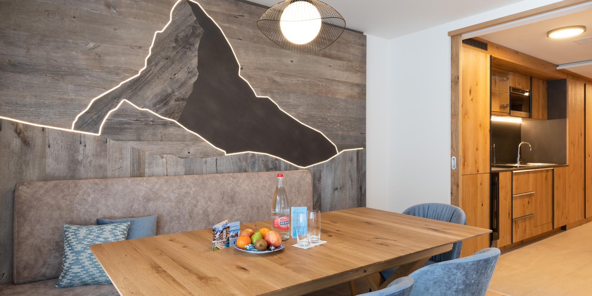 Salle à manger moderne au Resort La Ginabelle Zermatt avec art mural du Cervin