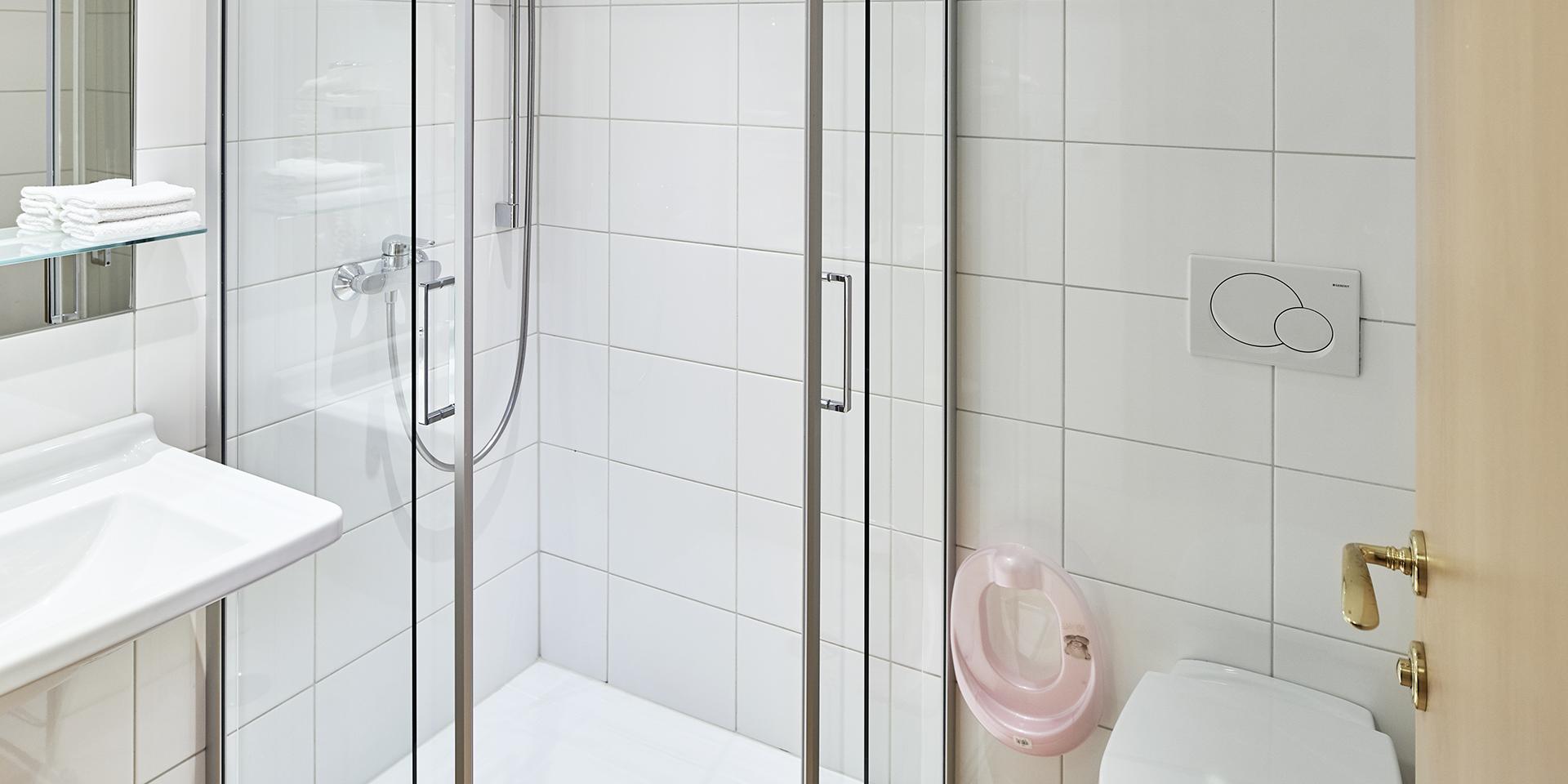 Modernes Badezimmer im Familienresort Buchau mit Dusche und Toilette