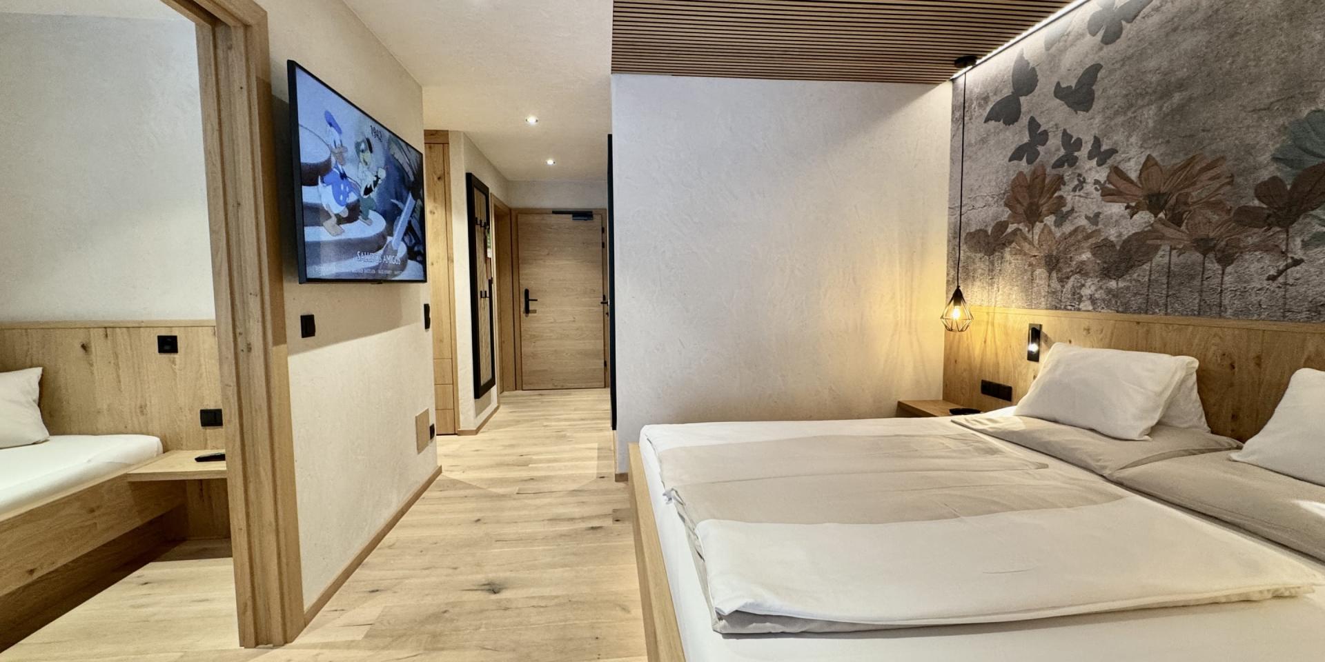 Modernes Familienzimmer im Familienresort Buchau mit hellen Holzmöbeln