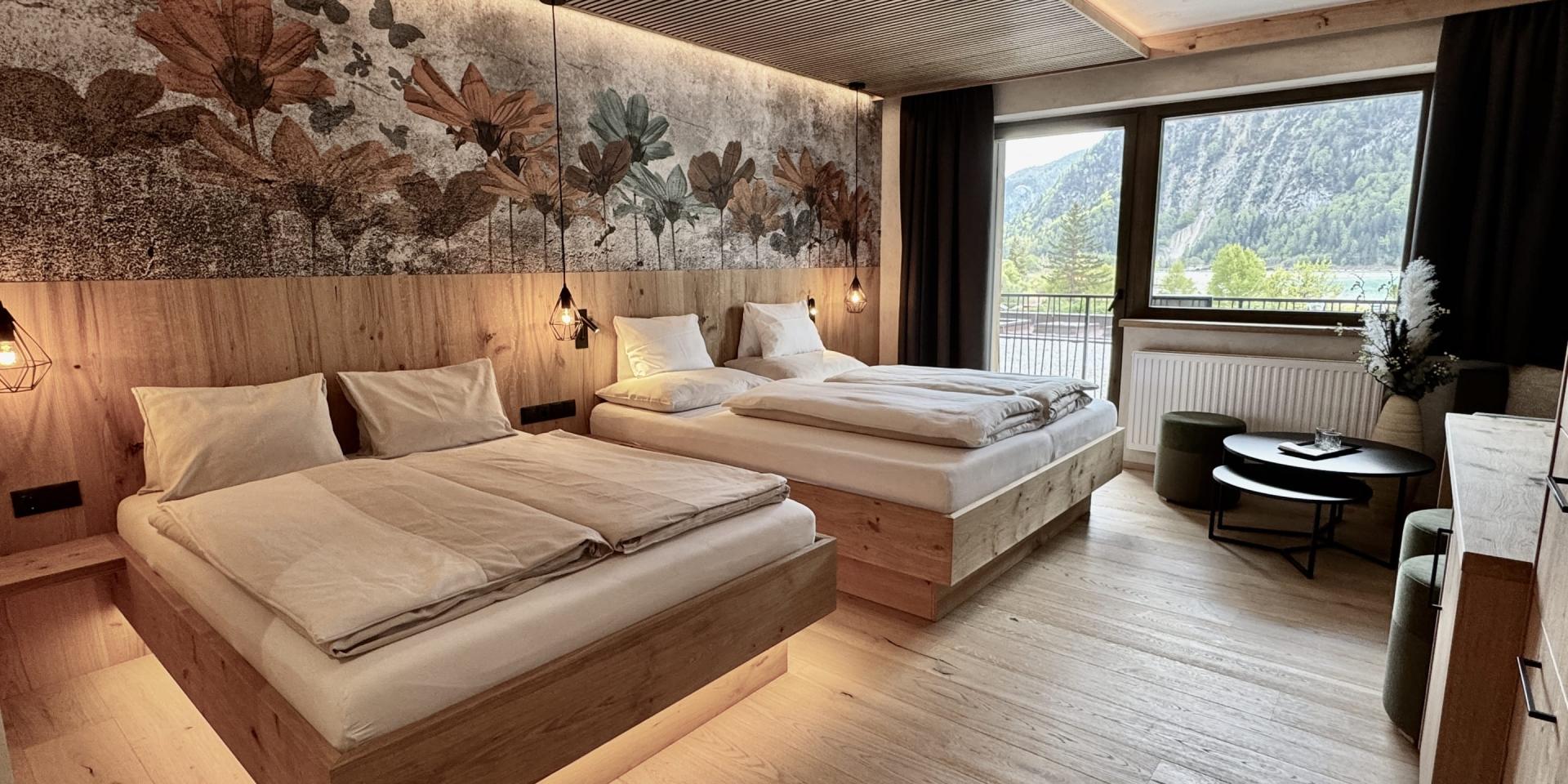Modernes Doppelzimmer im Familienresort Buchau mit Blick auf Berge