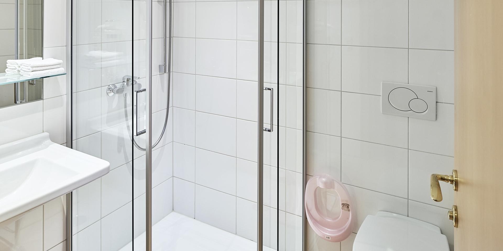 Sauberes Badezimmer mit Dusche im Familienresort Buchau