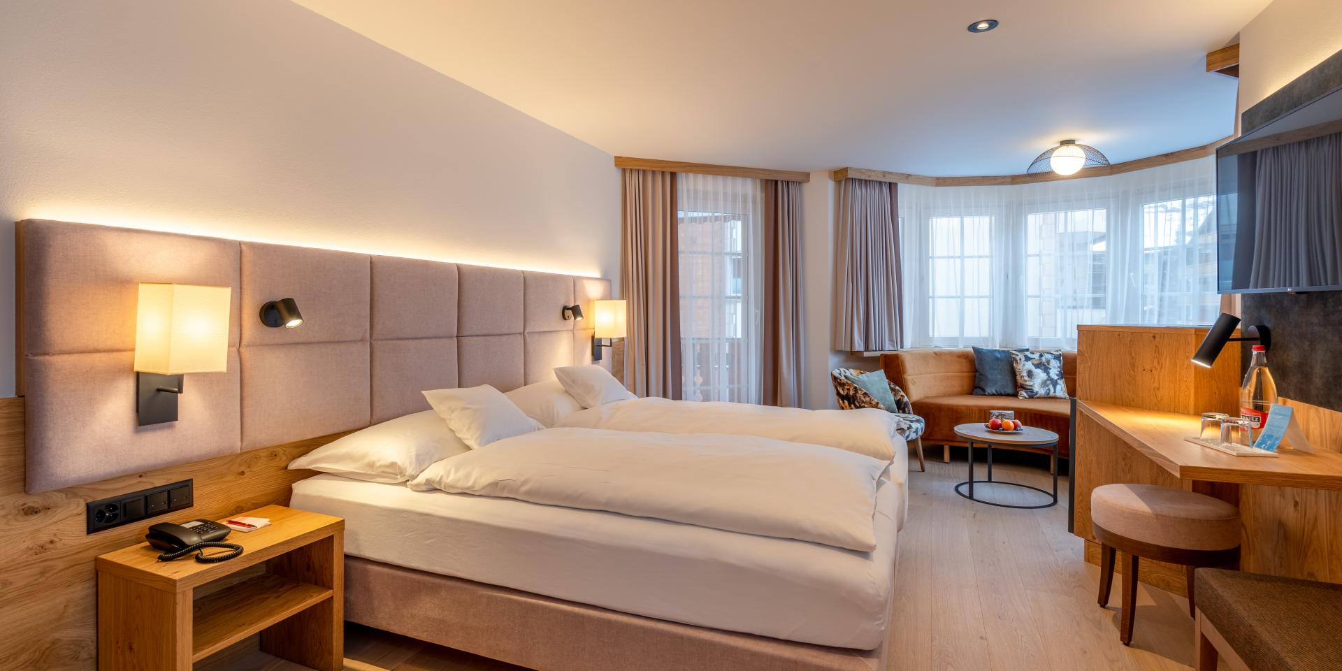 Modernes Doppelzimmer im Resort La Ginabelle Zermatt mit Holzakzenten