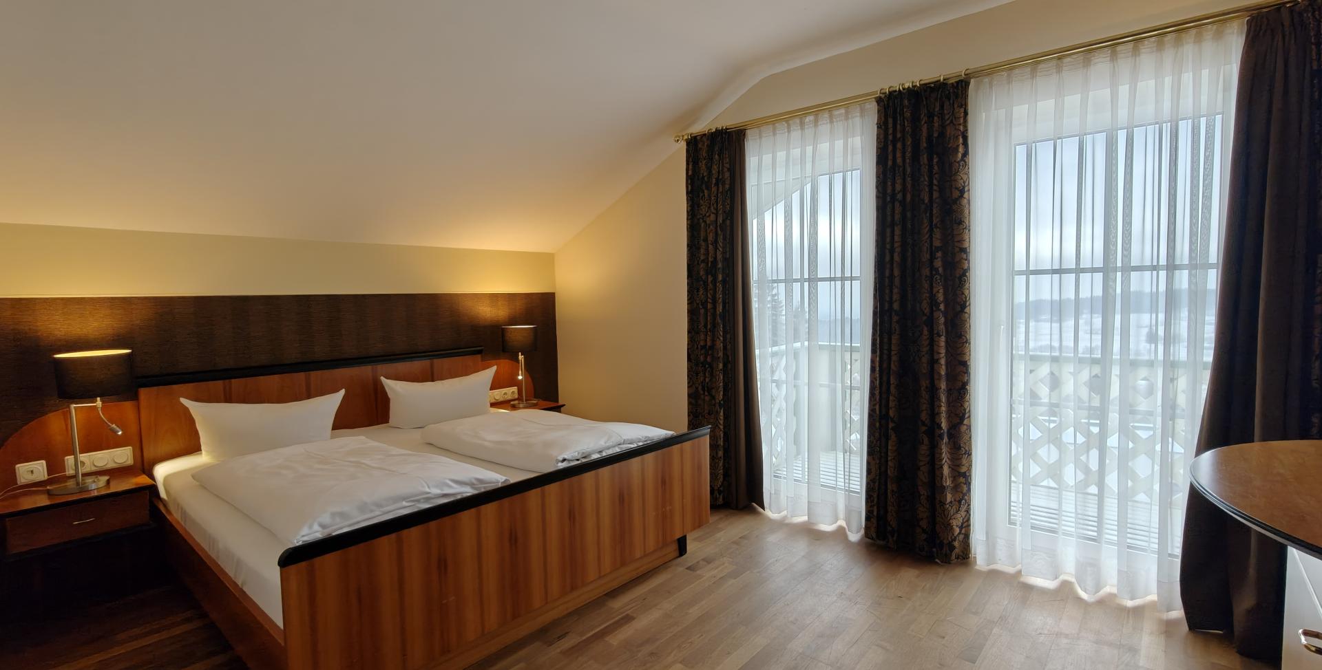 Gemütliches Zimmer im Sport- und Wellnesshotel Angerhof ****S mit Doppelbett und Balkon