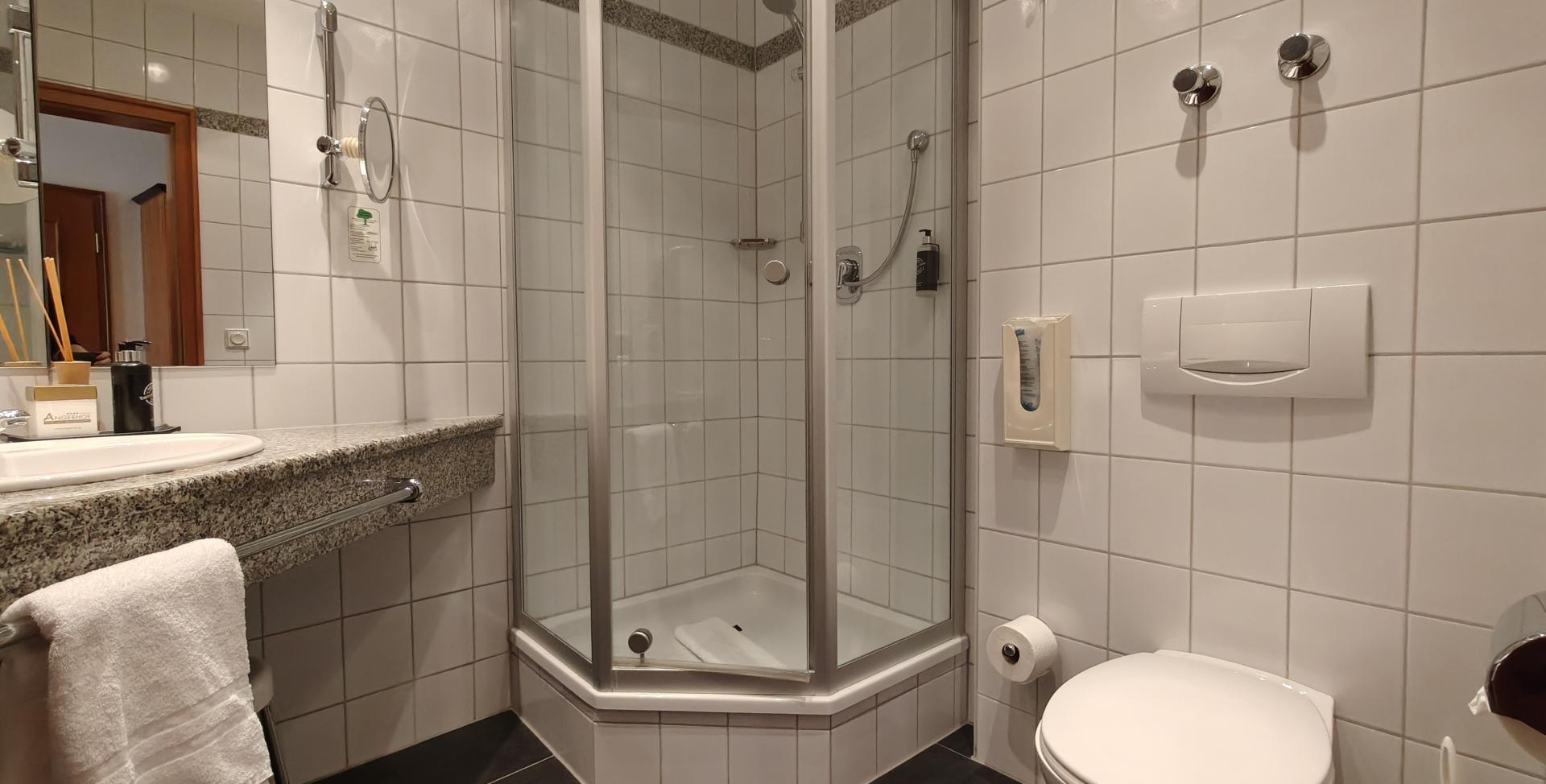 Modernes Badezimmer mit Dusche im Sport- und Wellnesshotel Angerhof ****S.