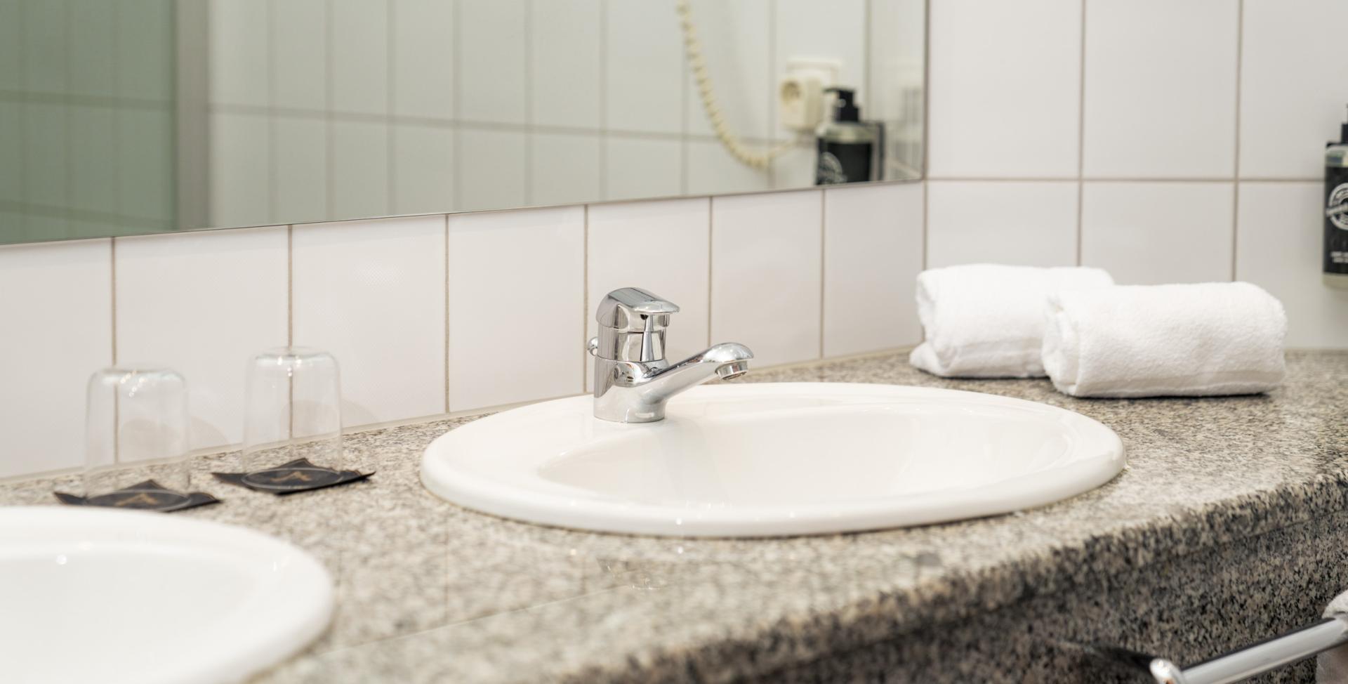 Badezimmer mit Waschbecken im Sport- und Wellnesshotel Angerhof ****S.