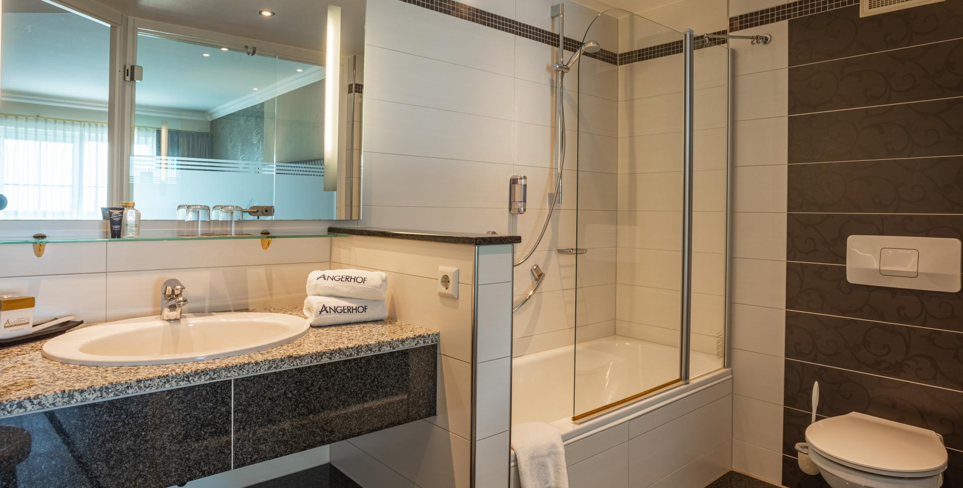 Modernes Badezimmer im Sport- und Wellnesshotel Angerhof ****S mit Dusche und Waschbecken