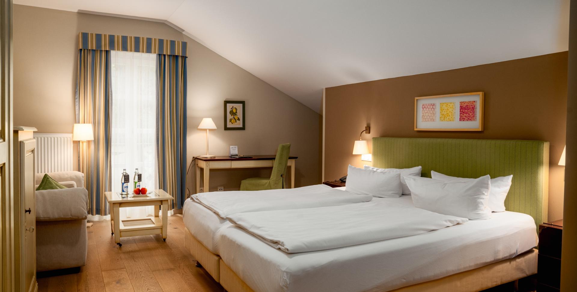 Gemütliches Gästezimmer im Sport- und Wellnesshotel Angerhof ****S mit Doppelbett und Schreibtisch