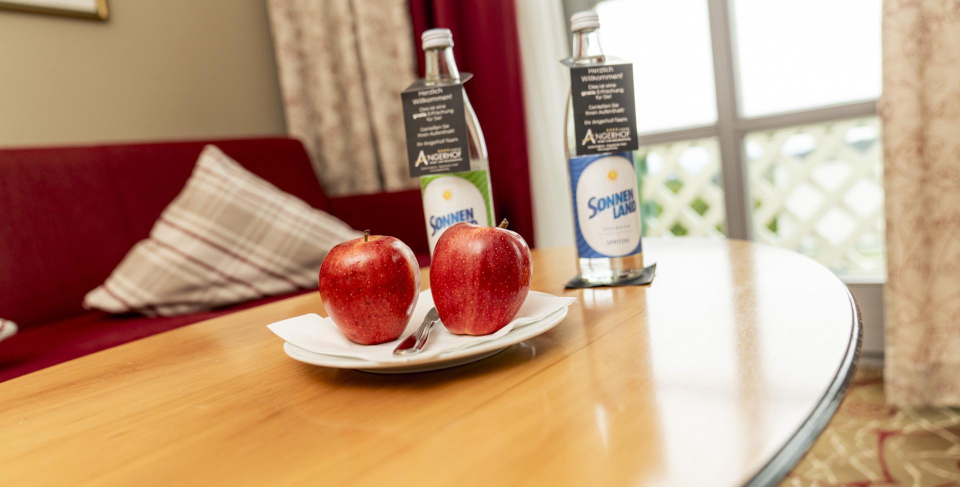 Frisches Obst und Mineralwasser im Sport- und Wellnesshotel Angerhof ****S Zimmer