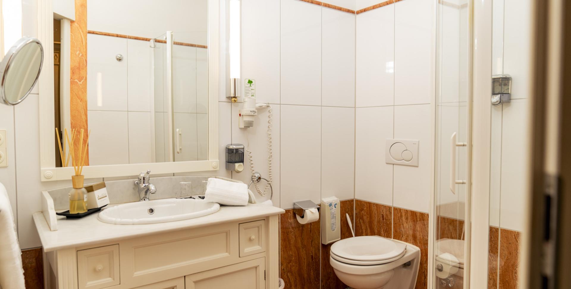 Modernes Bad im Sport- und Wellnesshotel Angerhof ****S mit Dusche und WC