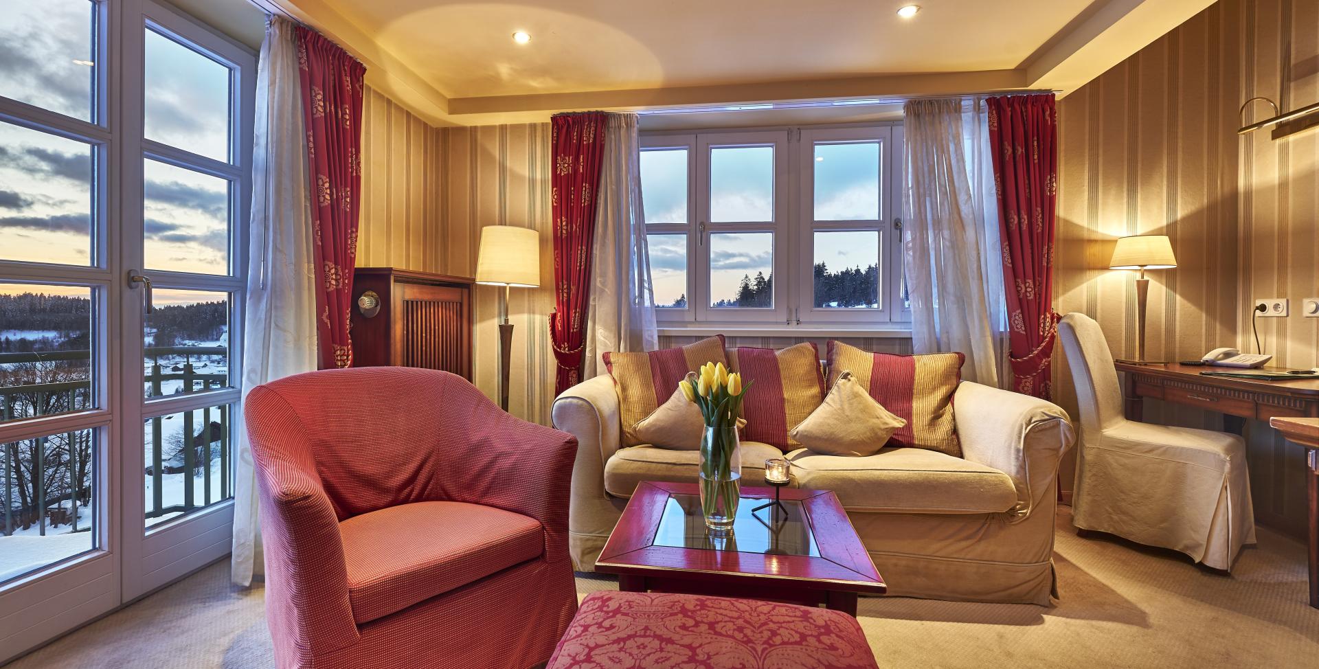 Gemütlicher Gastbereich im Sport- und Wellnesshotel Angerhof ****S mit Blick nach draußen
