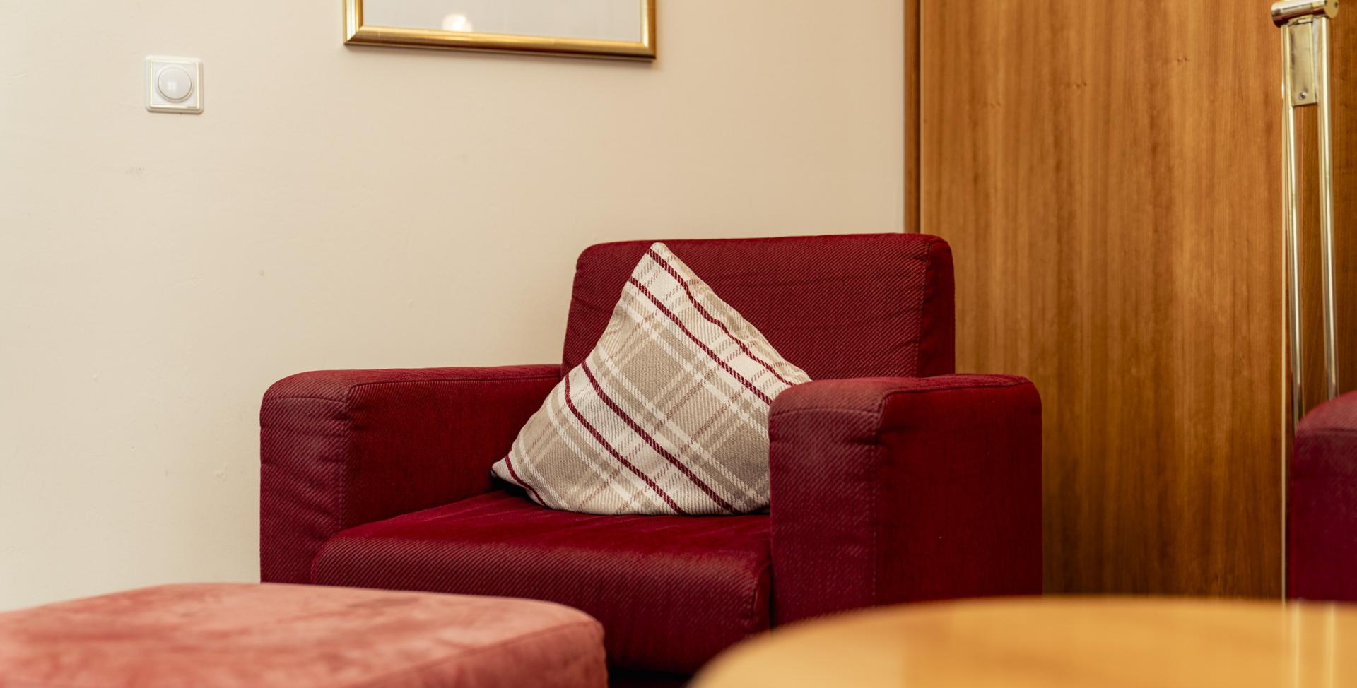 Sessel mit Kissen und Hocker im Sport- und Wellnesshotel Angerhof ****S