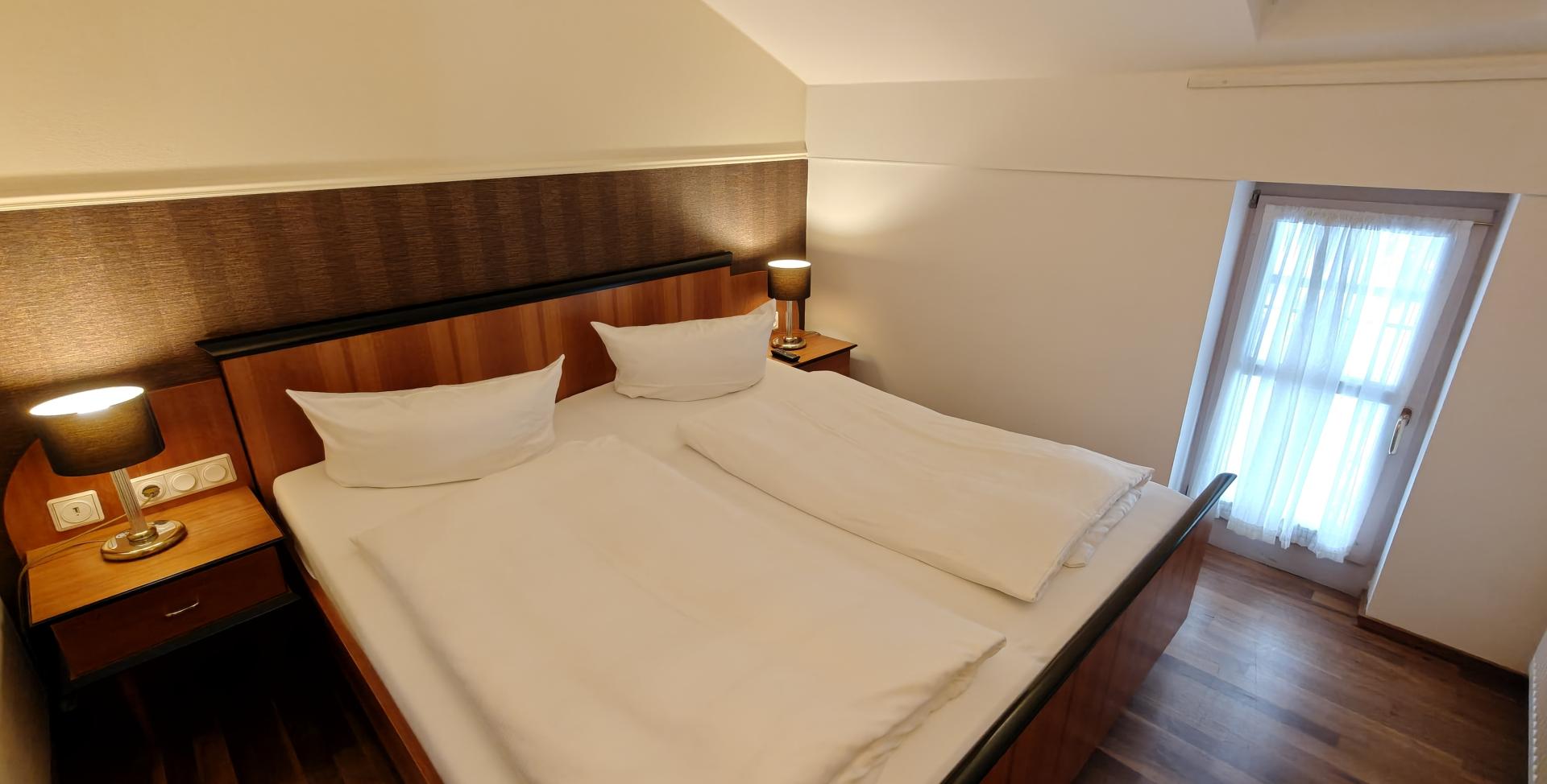 Gemütliches Doppelzimmer im Sport- und Wellnesshotel Angerhof ****S mit Holzboden