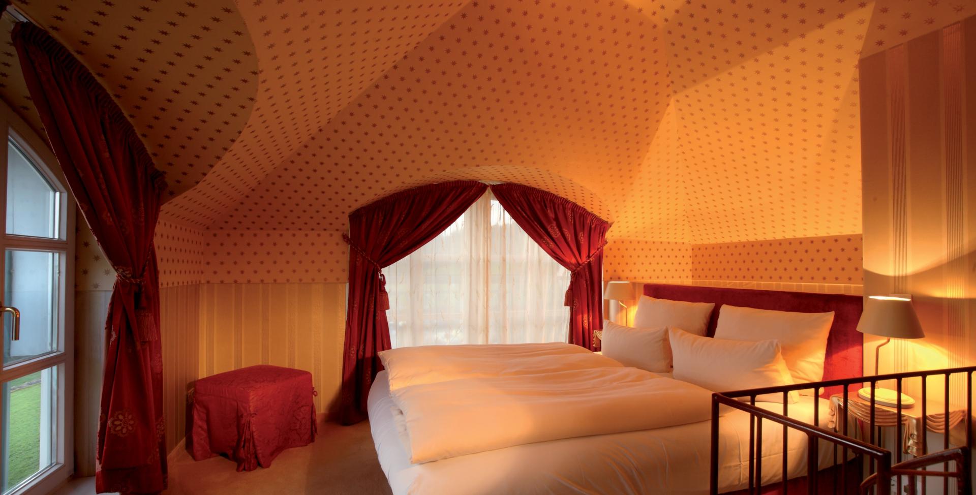 Gemütliches Zimmer im Sport- und Wellnesshotel Angerhof ****S mit roter Einrichtung