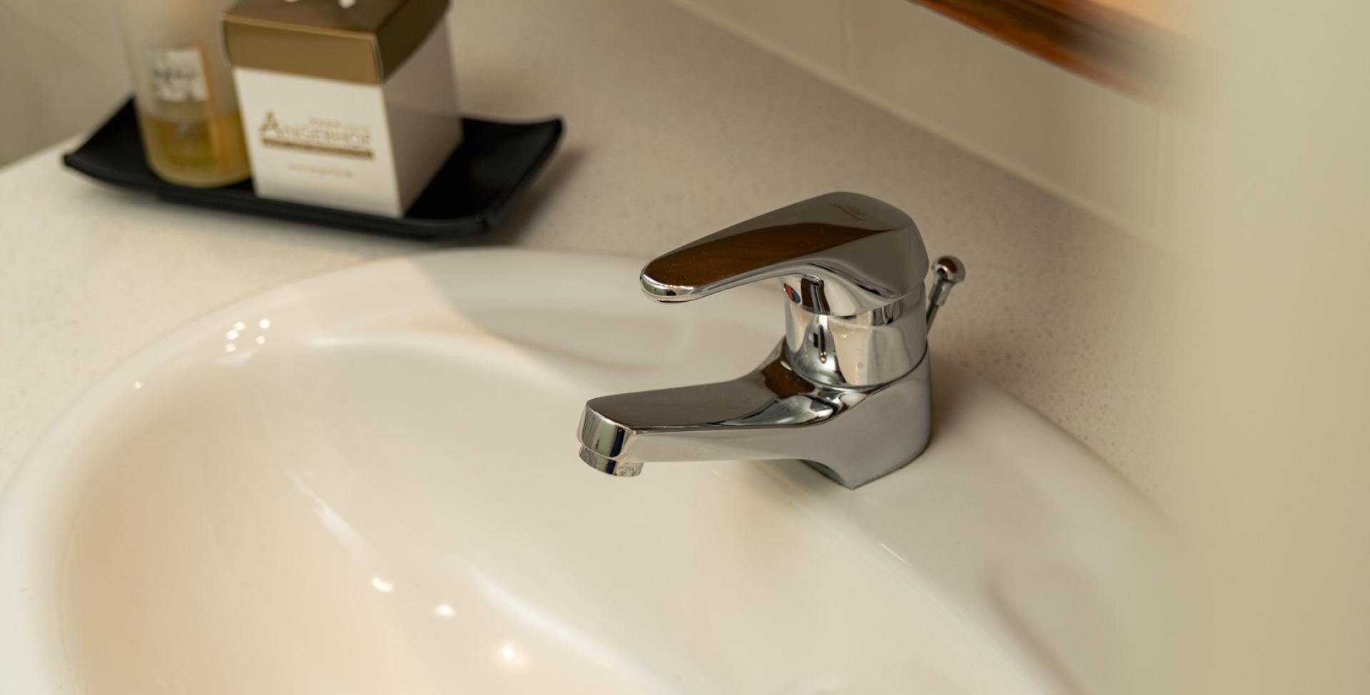 Waschbecken mit Zubehör im Sport- und Wellnesshotel Angerhof ****S