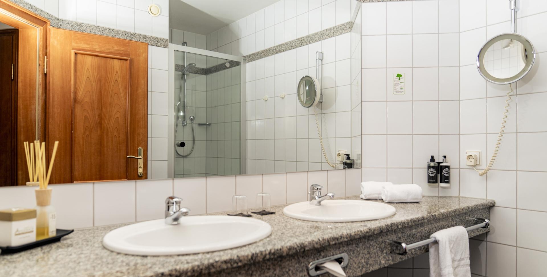 Modernes Badezimmer im Sport- und Wellnesshotel Angerhof ****S mit Doppelwaschbecken