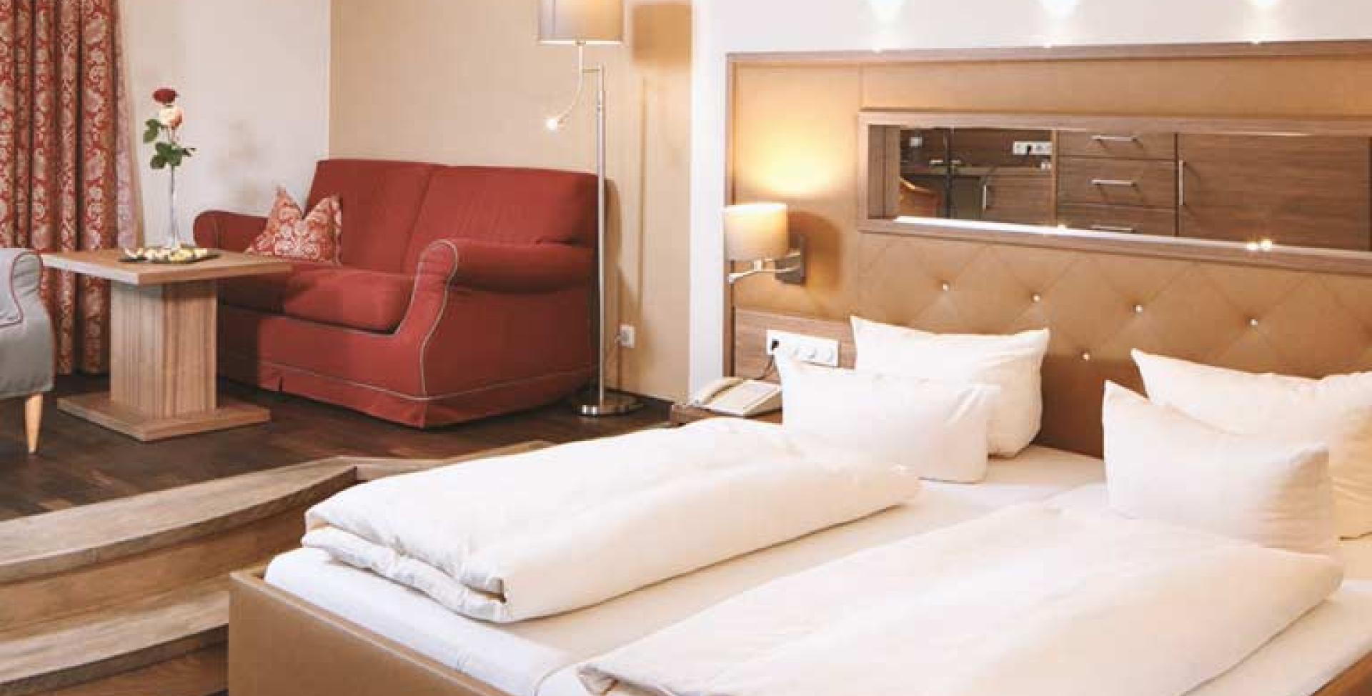 Gemütliches Zimmer im Sport- und Wellnesshotel Angerhof ****S mit Bett und Sofa