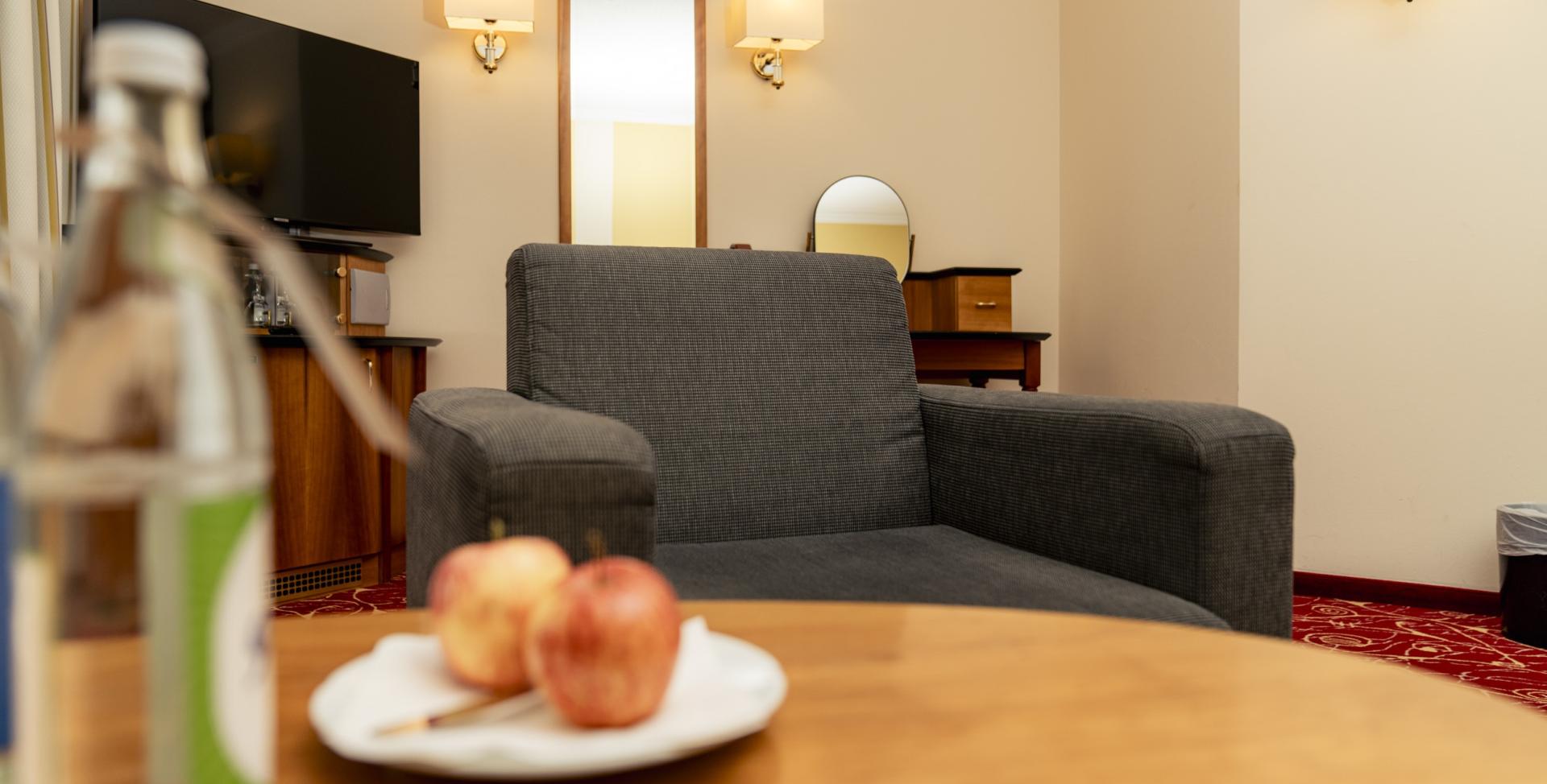 Gemütlicher Sessel im Zimmer des Sport- und Wellnesshotels Angerhof ****S.