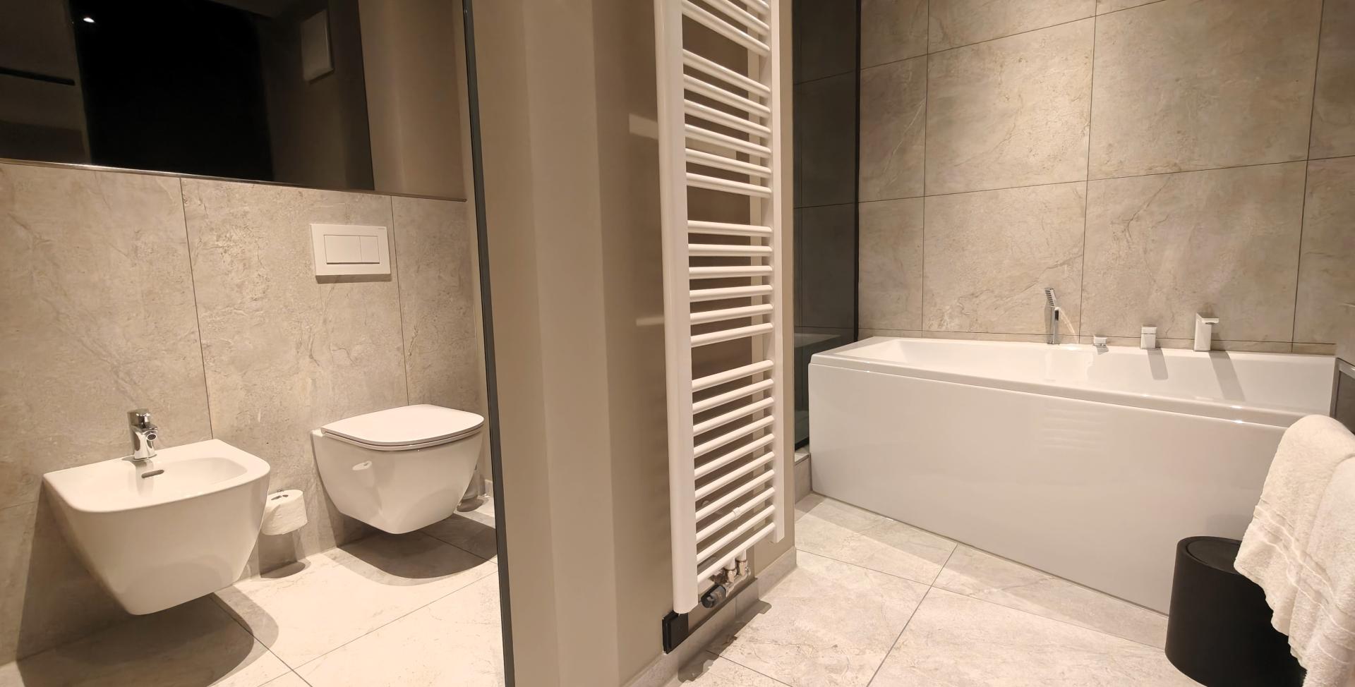 Modernes Badezimmer im Sport- und Wellnesshotel Angerhof ****S mit Badewanne und WC