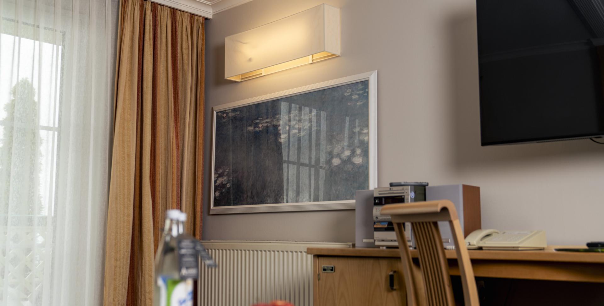 Zimmerdetail mit TV und Tisch im Sport- und Wellnesshotel Angerhof ****S