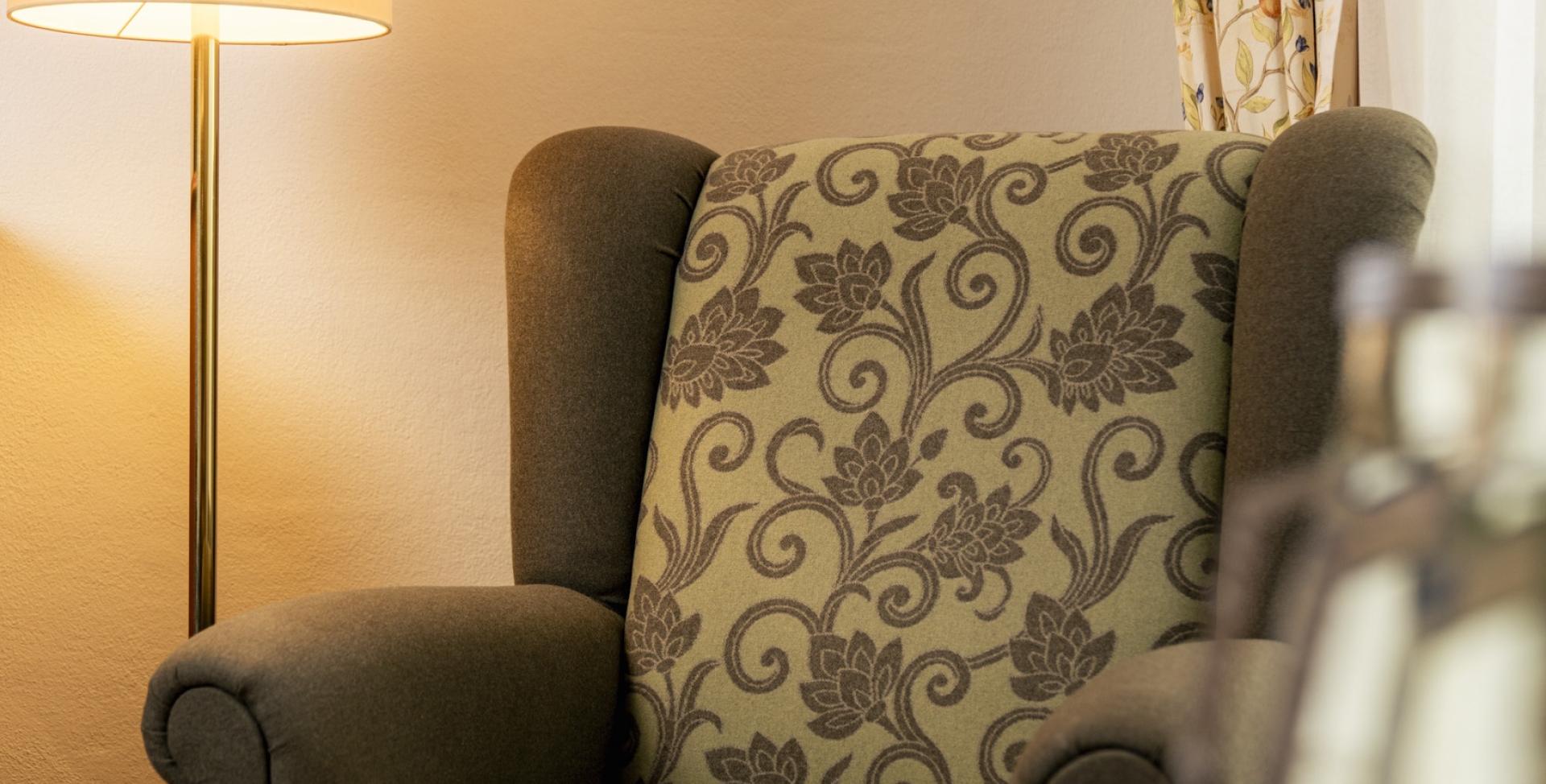 Gemütlicher Sessel mit Lampe im Sport- und Wellnesshotel Angerhof ****S