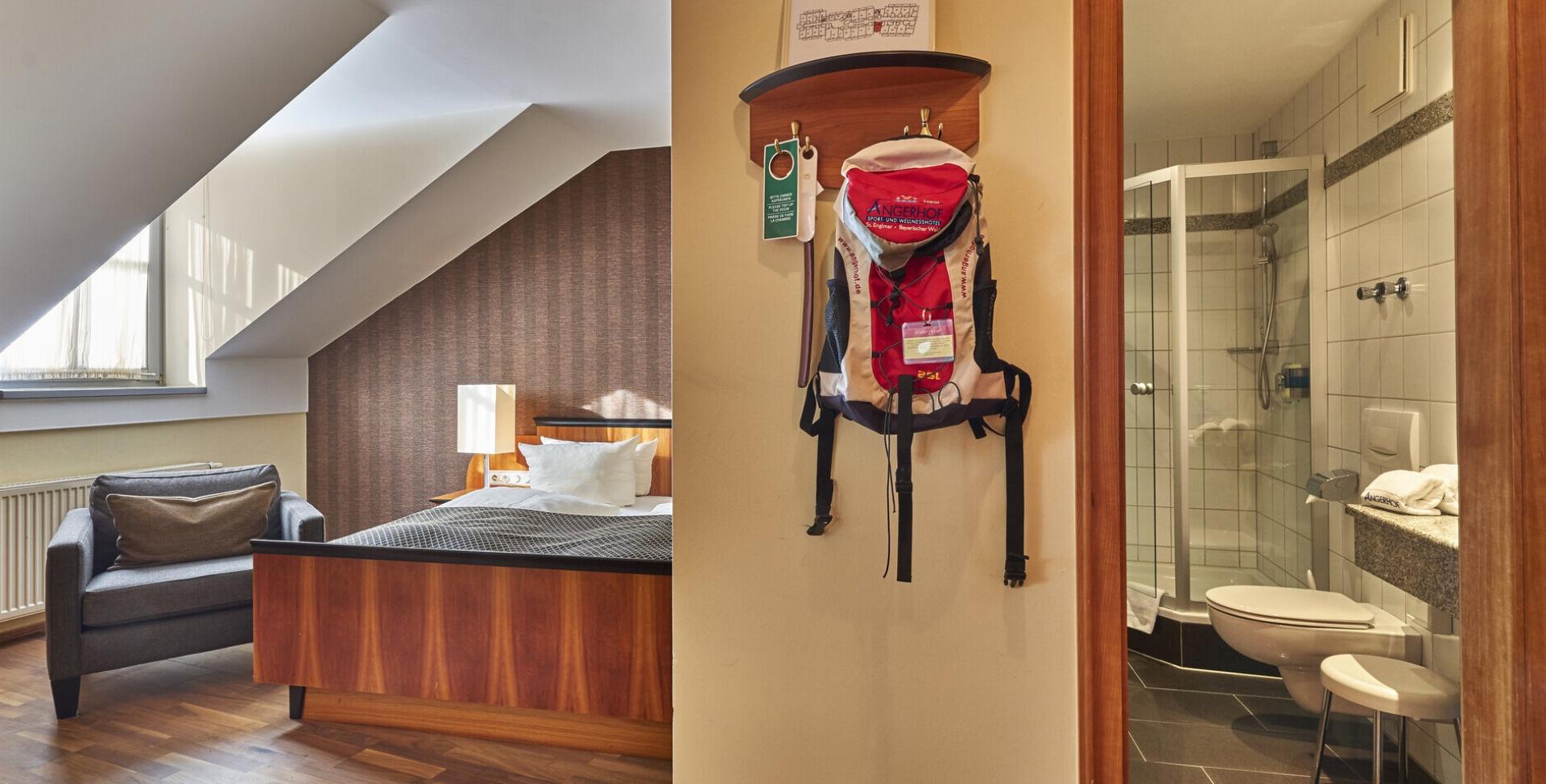 Zimmer mit Blick auf Bad und Schlafbereich im Sport- und Wellnesshotel Angerhof ****S