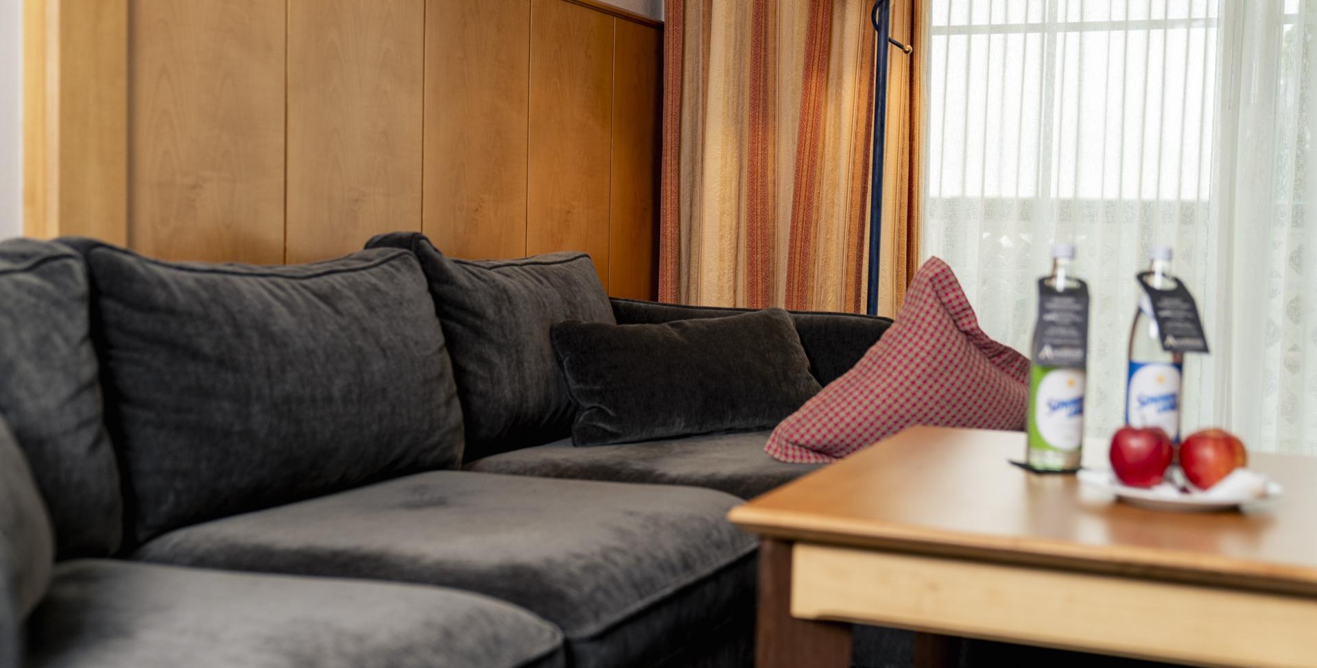 Gemütliche Sitzecke im Sport- und Wellnesshotel Angerhof ****S mit Sofa und Lampenlicht