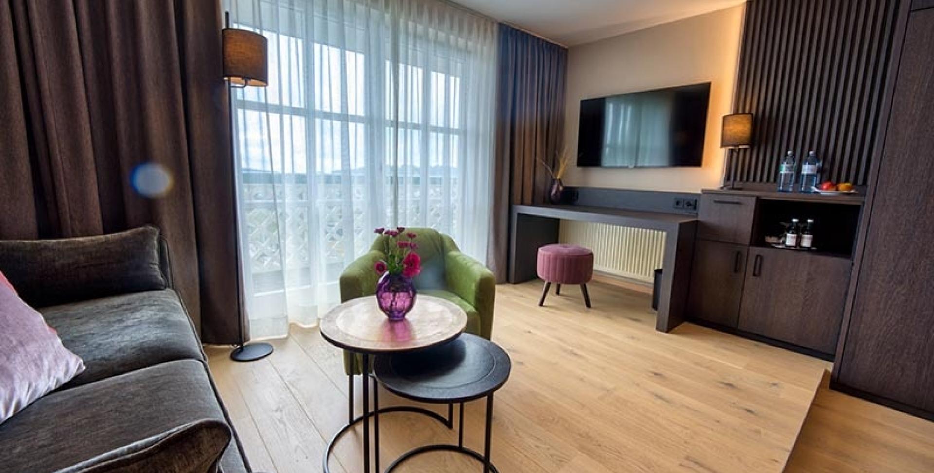 modern eingerichtetes Zimmer im Sport- und Wellnesshotel Angerhof ****S mit Sitzbereich