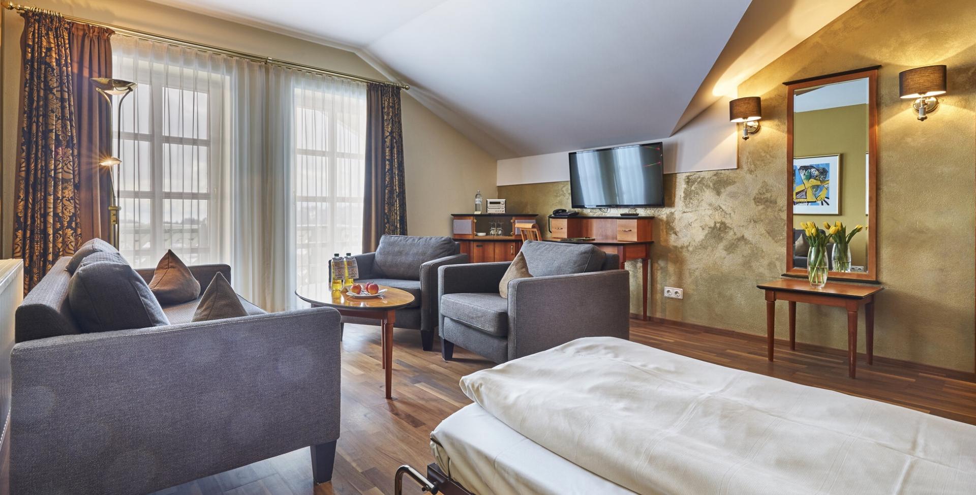 Gemütlicher Wohnbereich im Sport- und Wellnesshotel Angerhof ****S mit modernen Möbeln