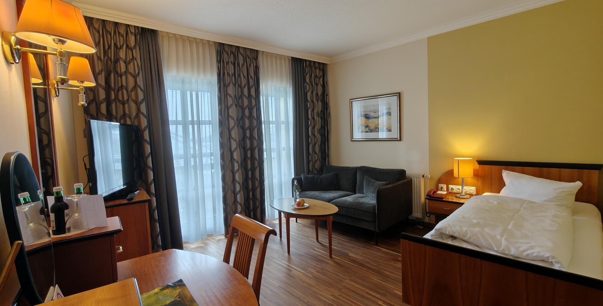 Gemütliches Hotelzimmer im Sport- und Wellnesshotel Angerhof ****S mit Sofa und Bett
