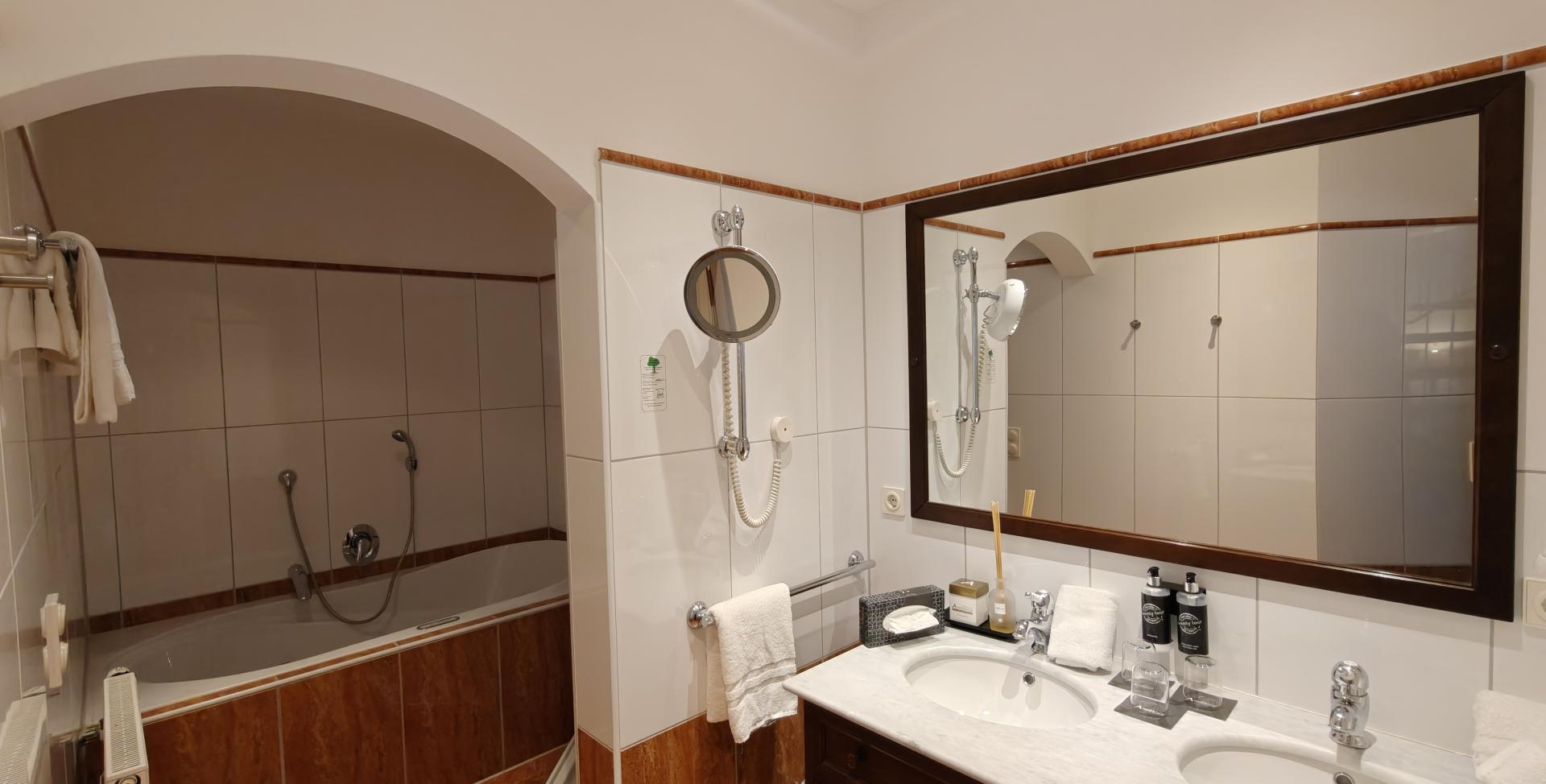 Badezimmer im Sport- und Wellnesshotel Angerhof ****S mit Badewanne und Doppelwaschbecken