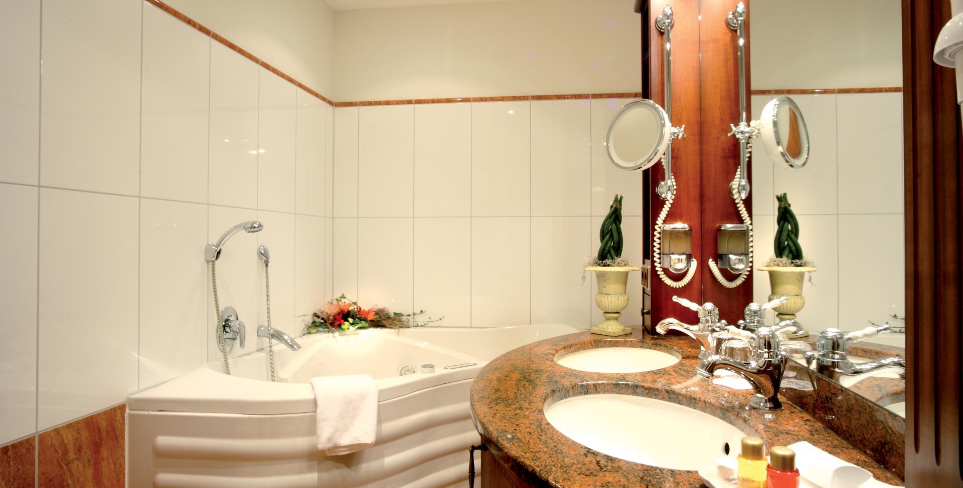 Badezimmer im Sport- und Wellnesshotel Angerhof ****S mit Badewanne und Doppelwaschbecken